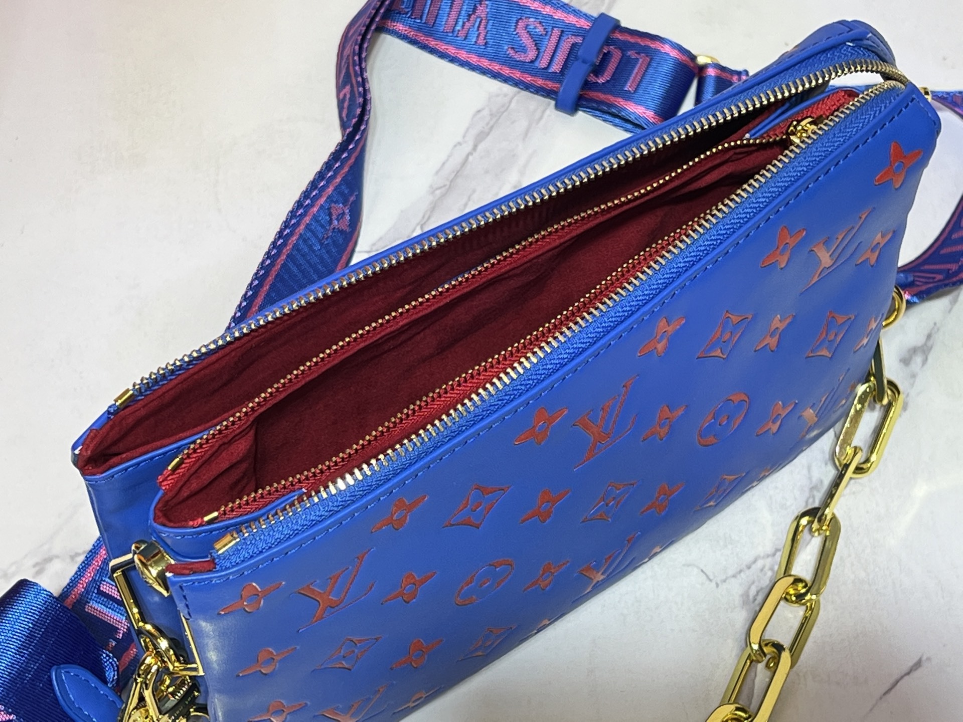 M57790 M21773 由蓬松的 Monogram 压纹版羊皮革制成的 Coussin小号手袋,包内