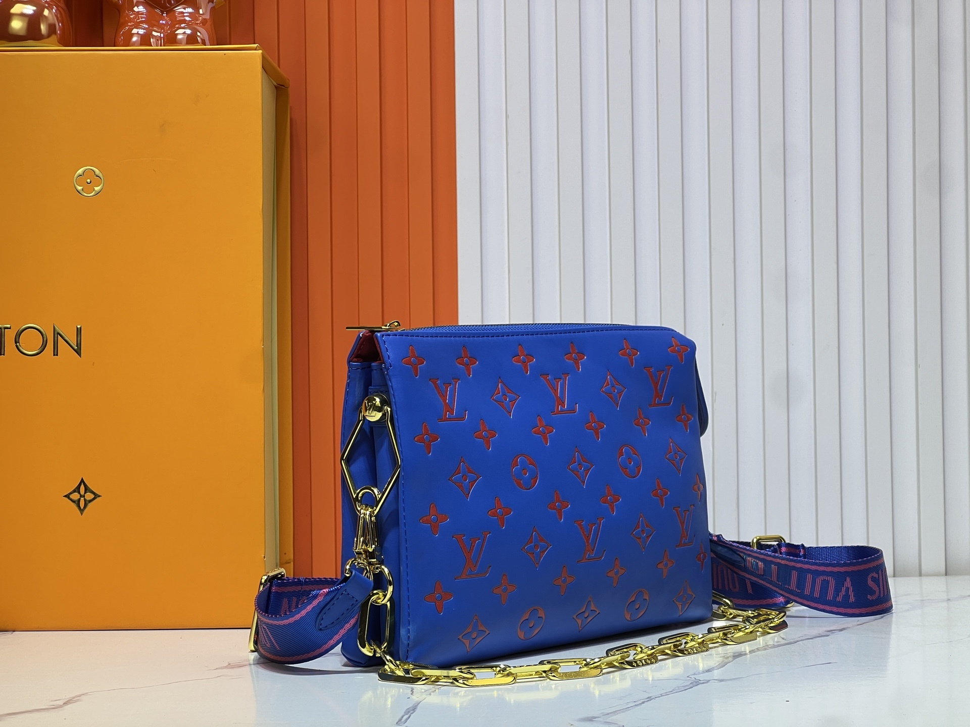 M57790 M21773 由蓬松的 Monogram 压纹版羊皮革制成的 Coussin小号手袋,包内