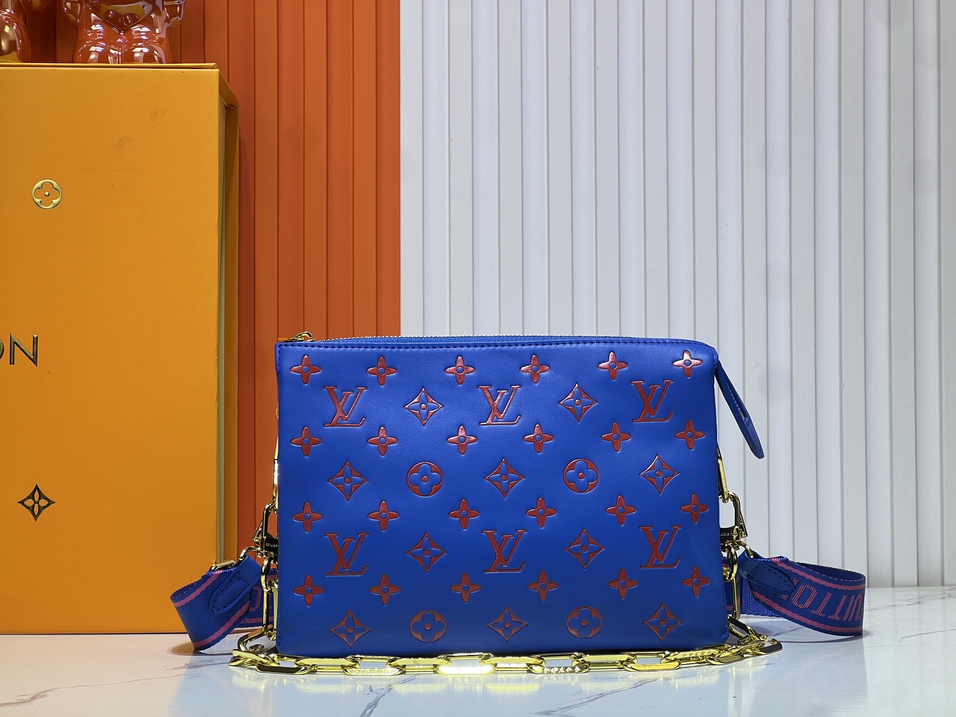 M57790 M21773 由蓬松的 Monogram 压纹版羊皮革制成的 Coussin小号手袋,包内