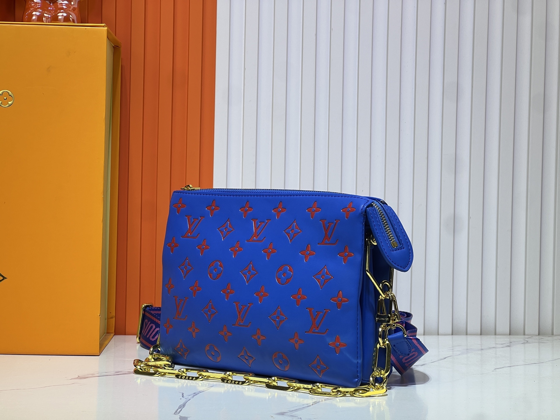 M57790 M21773 由蓬松的 Monogram 压纹版羊皮革制成的 Coussin小号手袋,包内