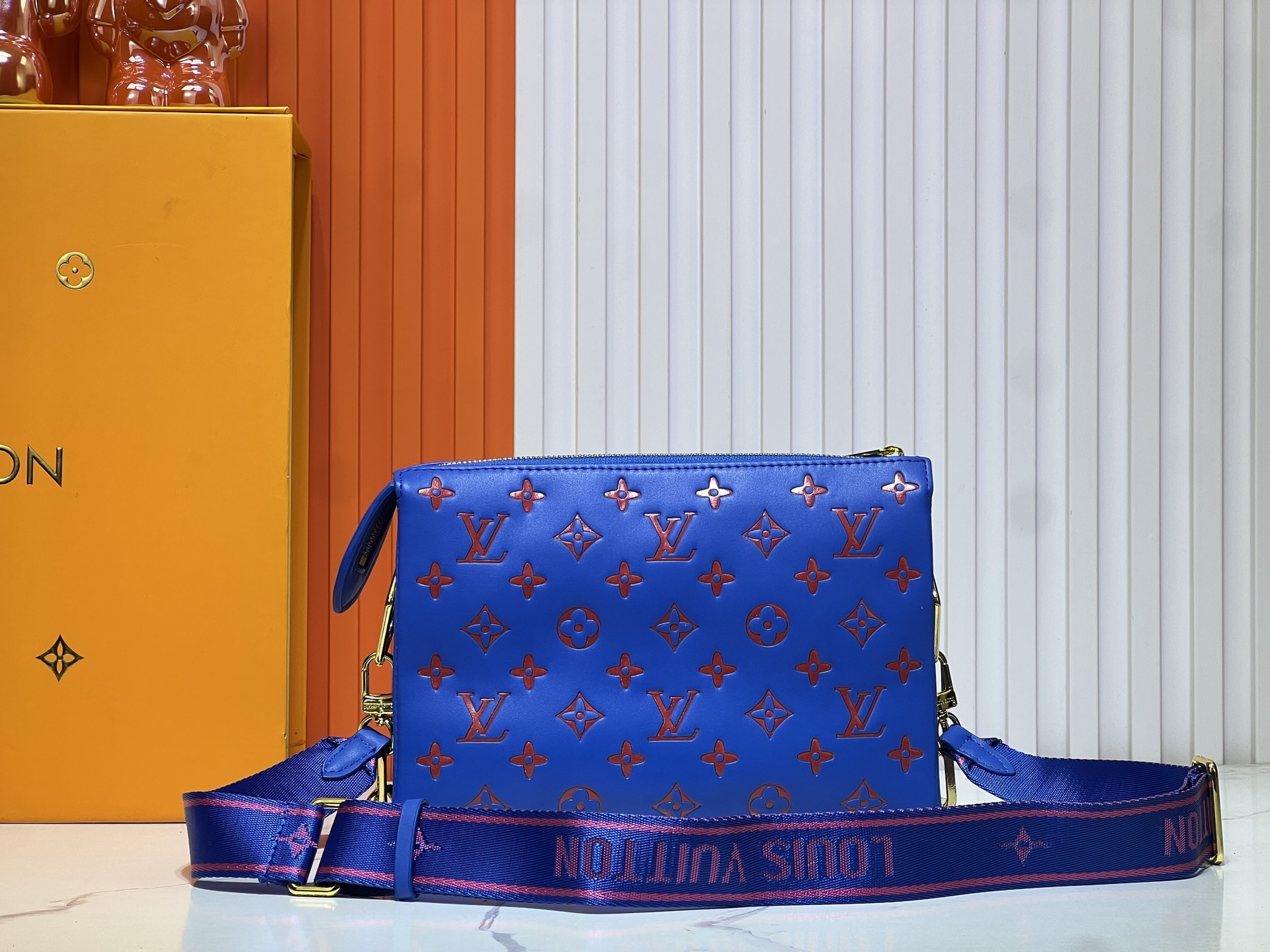 M57790 M21773 由蓬松的 Monogram 压纹版羊皮革制成的 Coussin小号手袋,包内