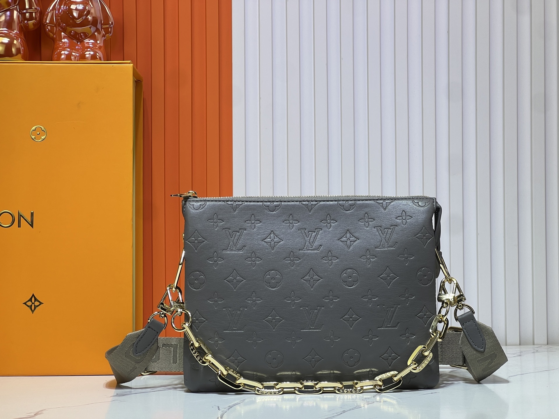 M57790 M21773 由蓬松的 Monogram 压纹版羊皮革制成的 Coussin小号手袋,包内