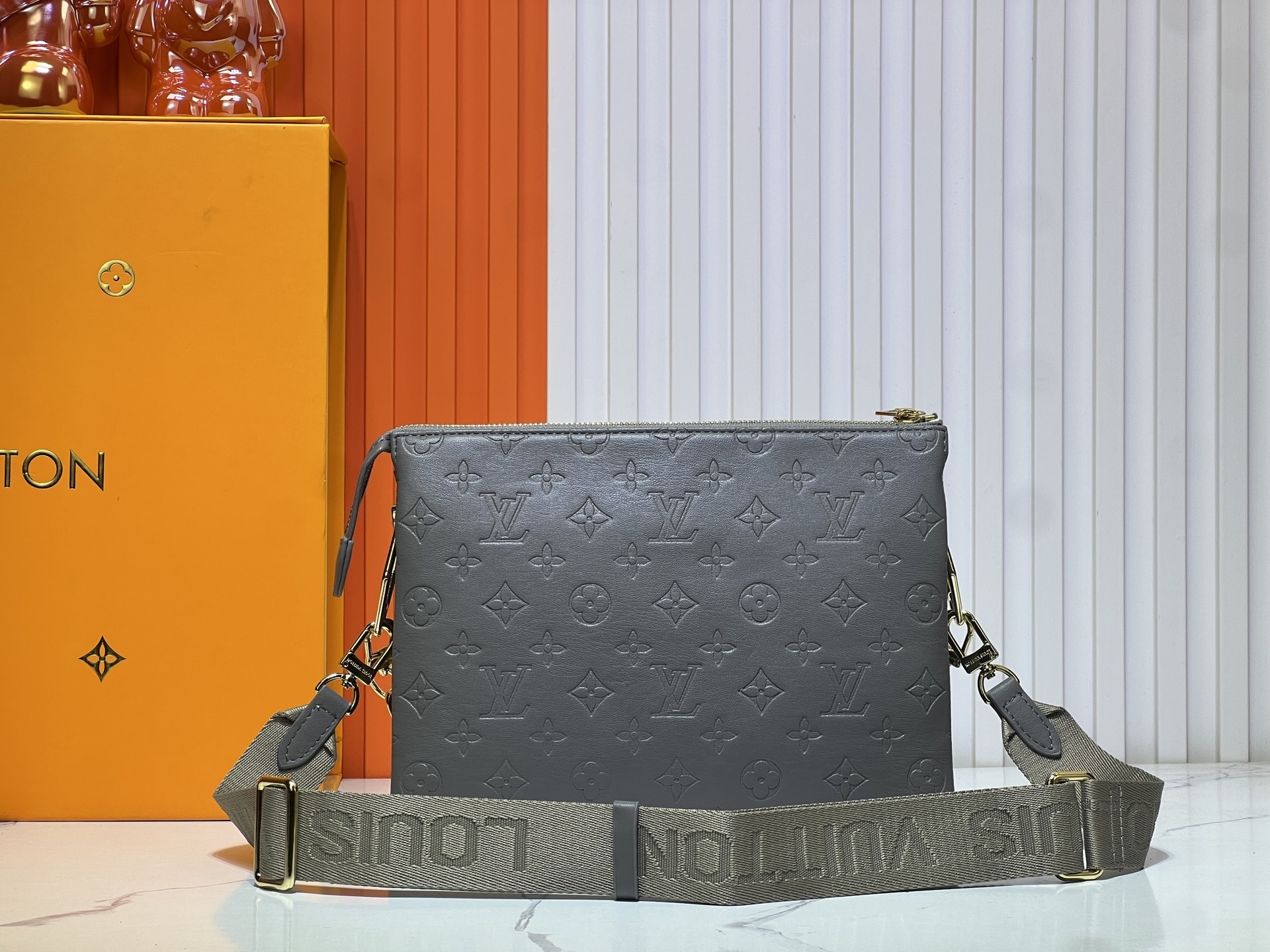 M57790 M21773 由蓬松的 Monogram 压纹版羊皮革制成的 Coussin小号手袋,包内
