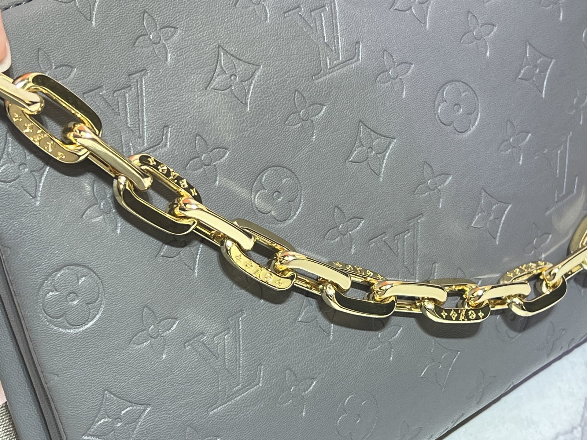 M57790 M21773 由蓬松的 Monogram 压纹版羊皮革制成的 Coussin小号手袋,包内