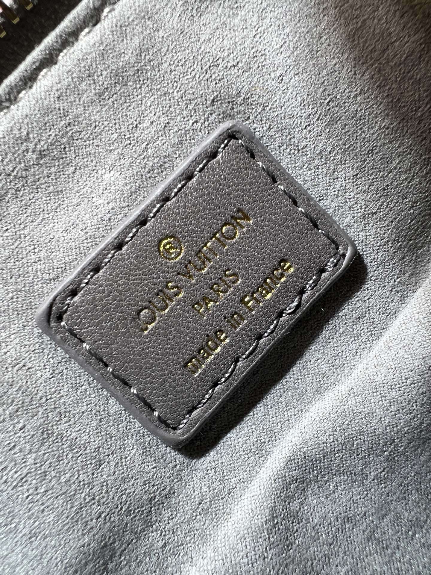 M57790 M21773 由蓬松的 Monogram 压纹版羊皮革制成的 Coussin小号手袋,包内