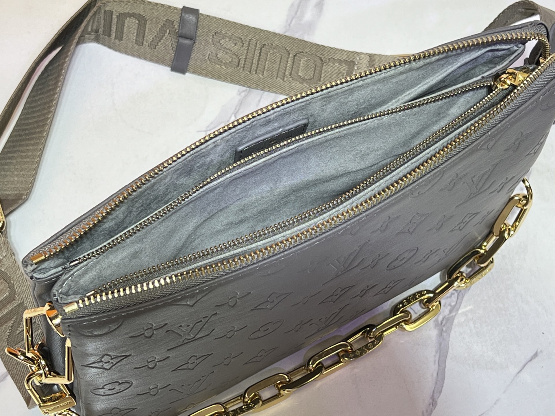 M57790 M21773 由蓬松的 Monogram 压纹版羊皮革制成的 Coussin小号手袋,包内