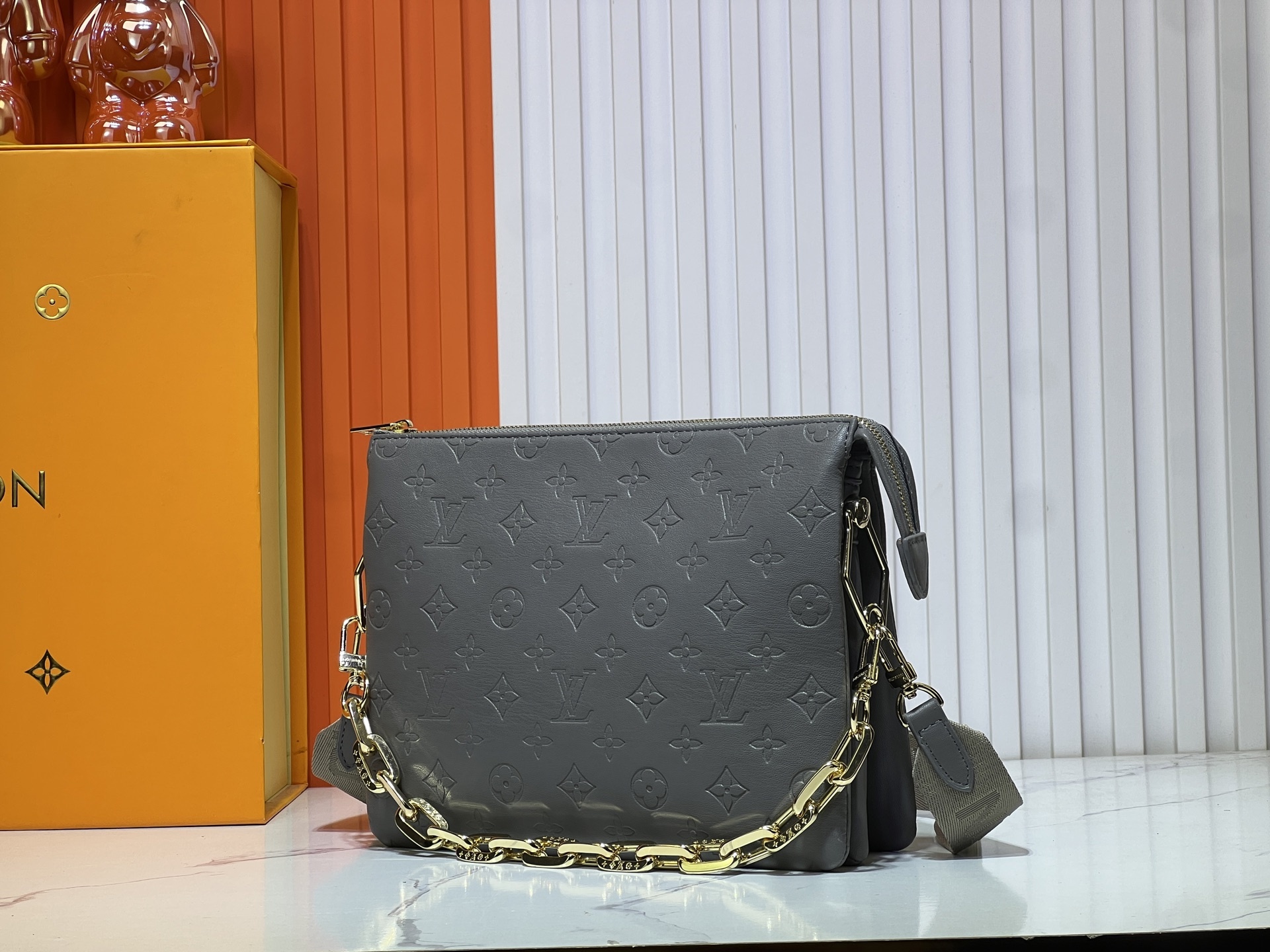 M57790 M21773 由蓬松的 Monogram 压纹版羊皮革制成的 Coussin小号手袋,包内