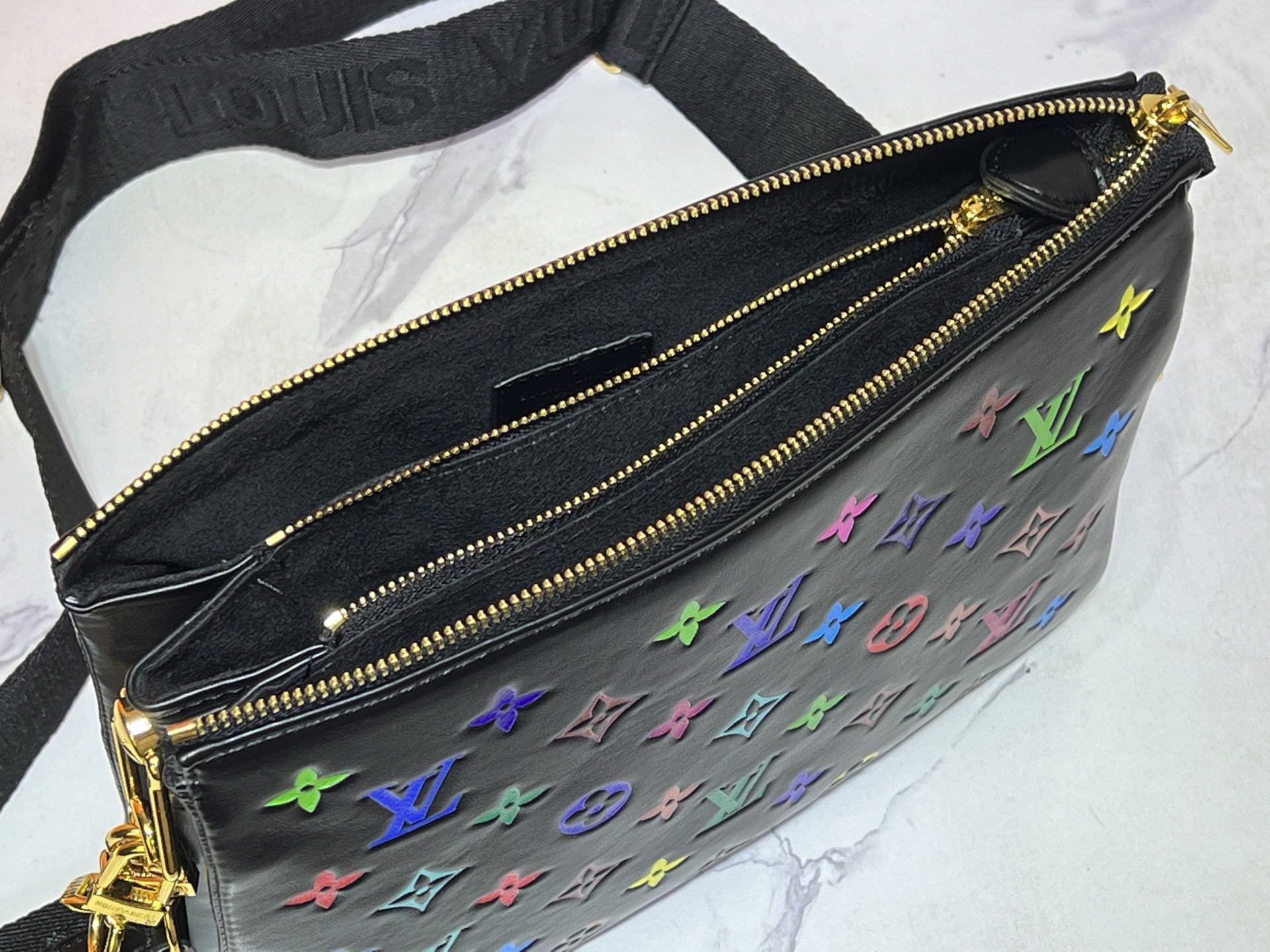 M57790 M21773 由蓬松的 Monogram 压纹版羊皮革制成的 Coussin小号手袋,包内