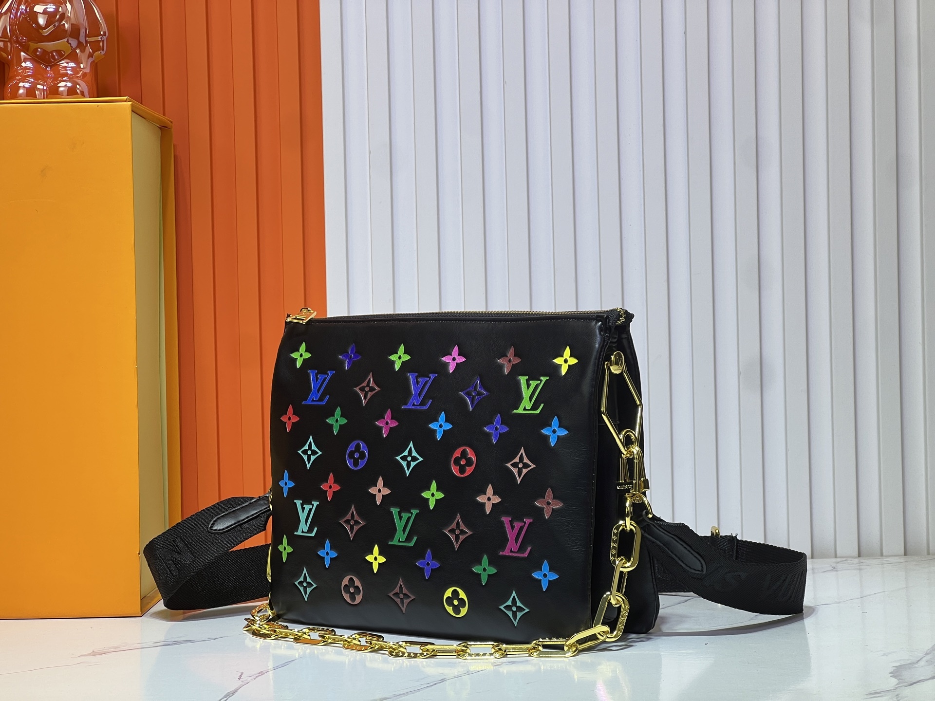 M57790 M21773 由蓬松的 Monogram 压纹版羊皮革制成的 Coussin小号手袋,包内