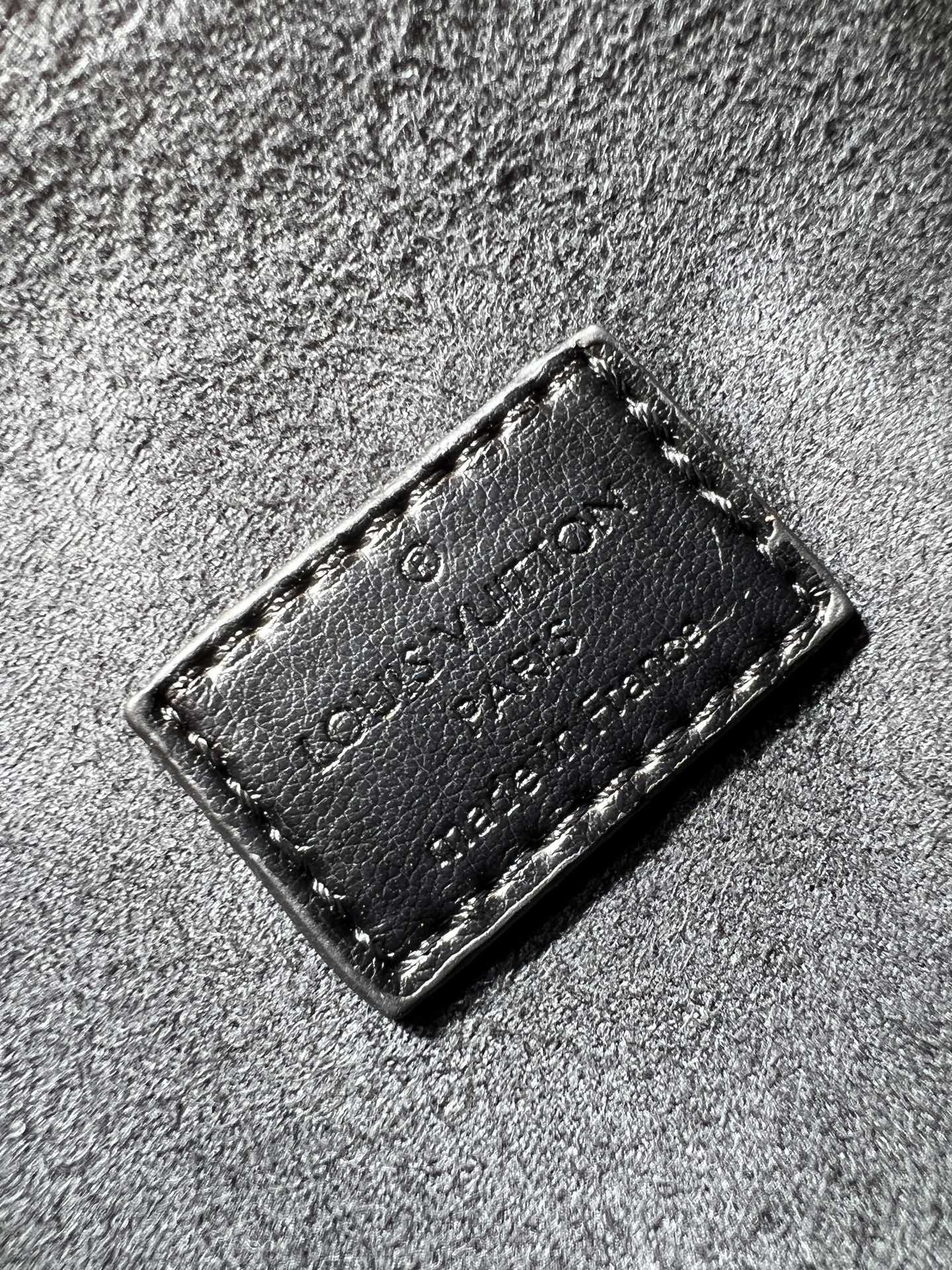 M57790 M21773 由蓬松的 Monogram 压纹版羊皮革制成的 Coussin小号手袋,包内