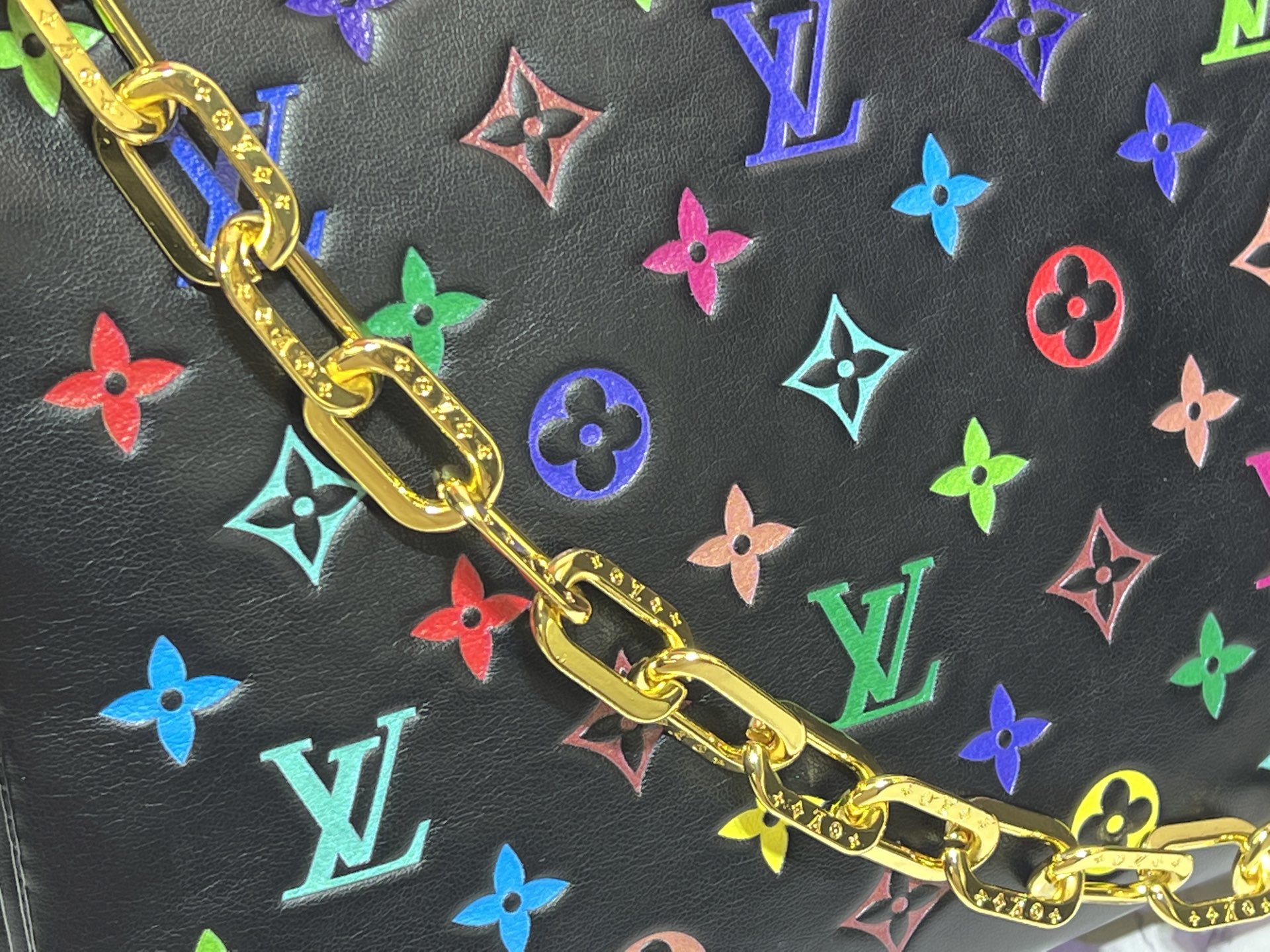 M57790 M21773 由蓬松的 Monogram 压纹版羊皮革制成的 Coussin小号手袋,包内