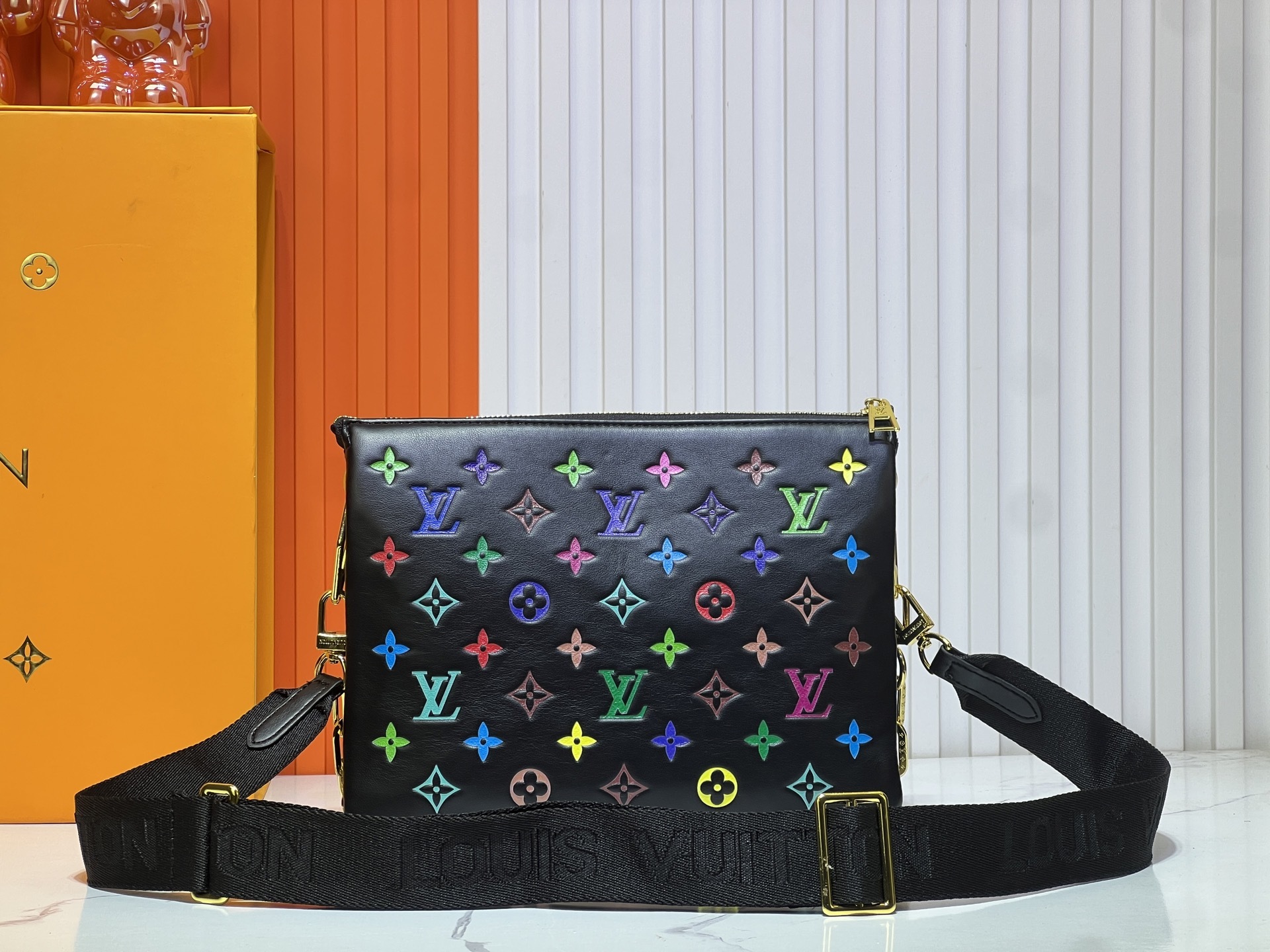M57790 M21773 由蓬松的 Monogram 压纹版羊皮革制成的 Coussin小号手袋,包内