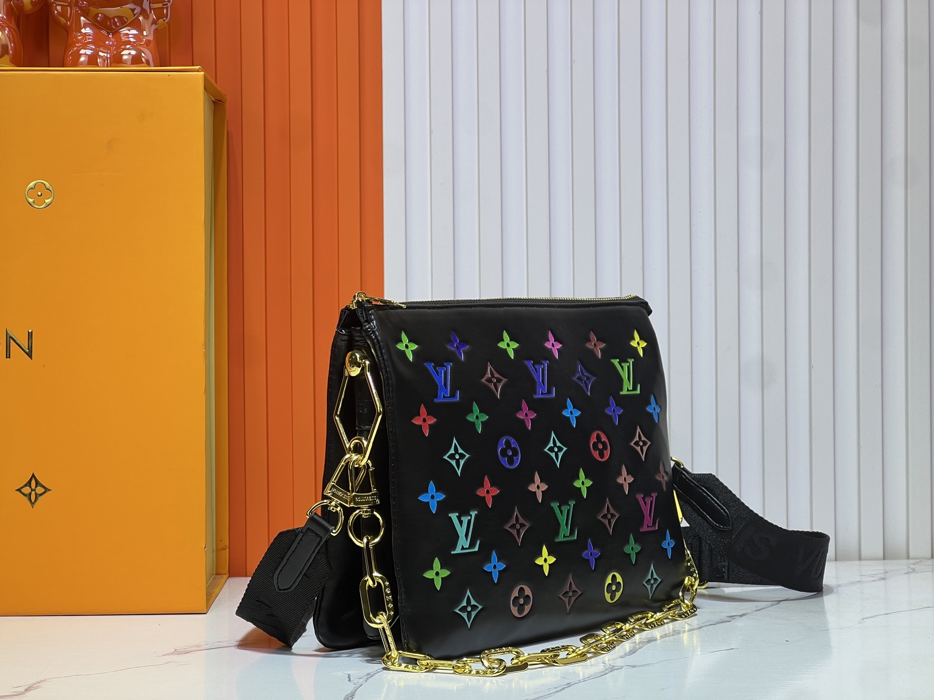 M57790 M21773 由蓬松的 Monogram 压纹版羊皮革制成的 Coussin小号手袋,包内