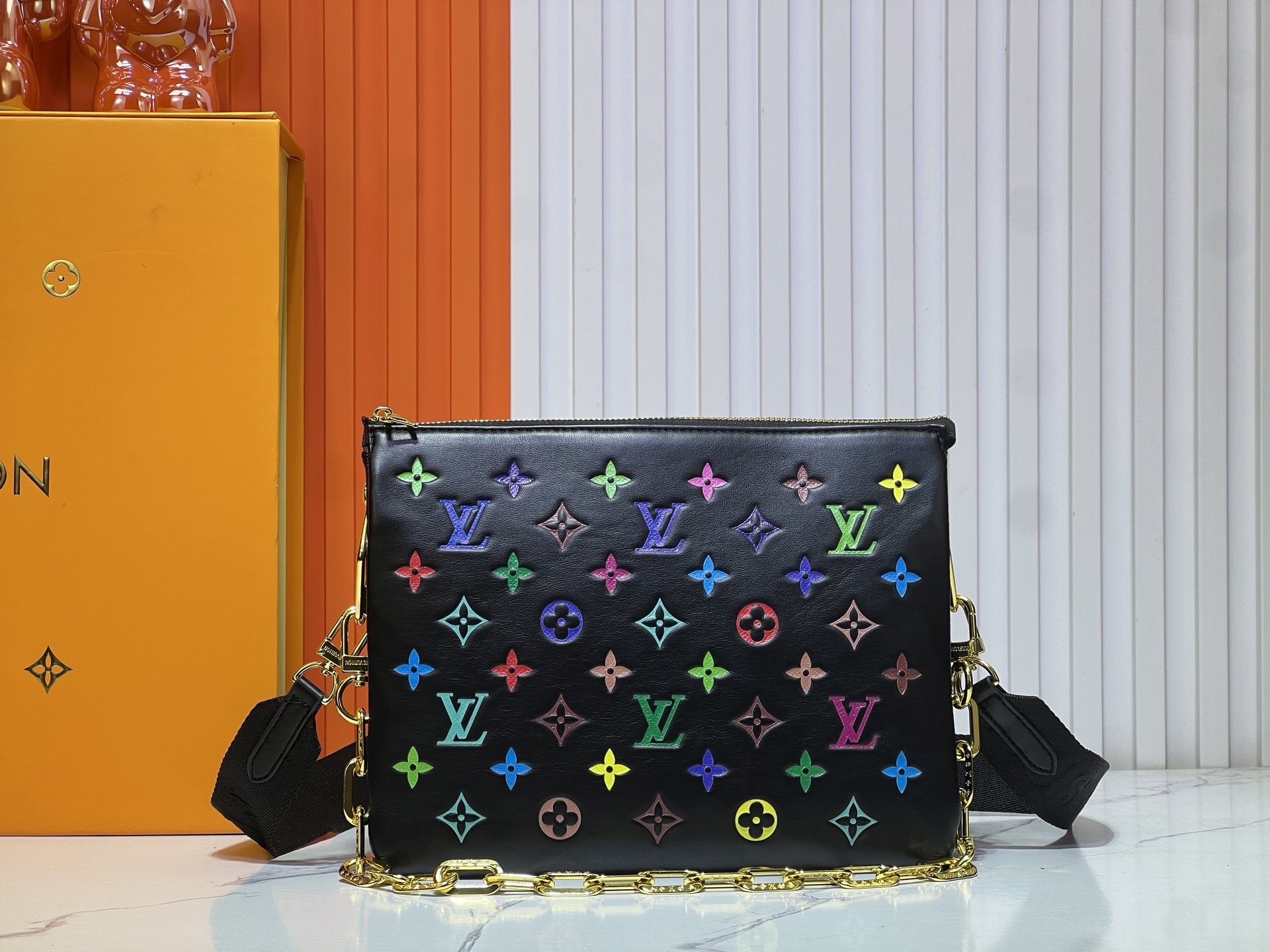 M57790 M21773 由蓬松的 Monogram 压纹版羊皮革制成的 Coussin小号手袋,包内