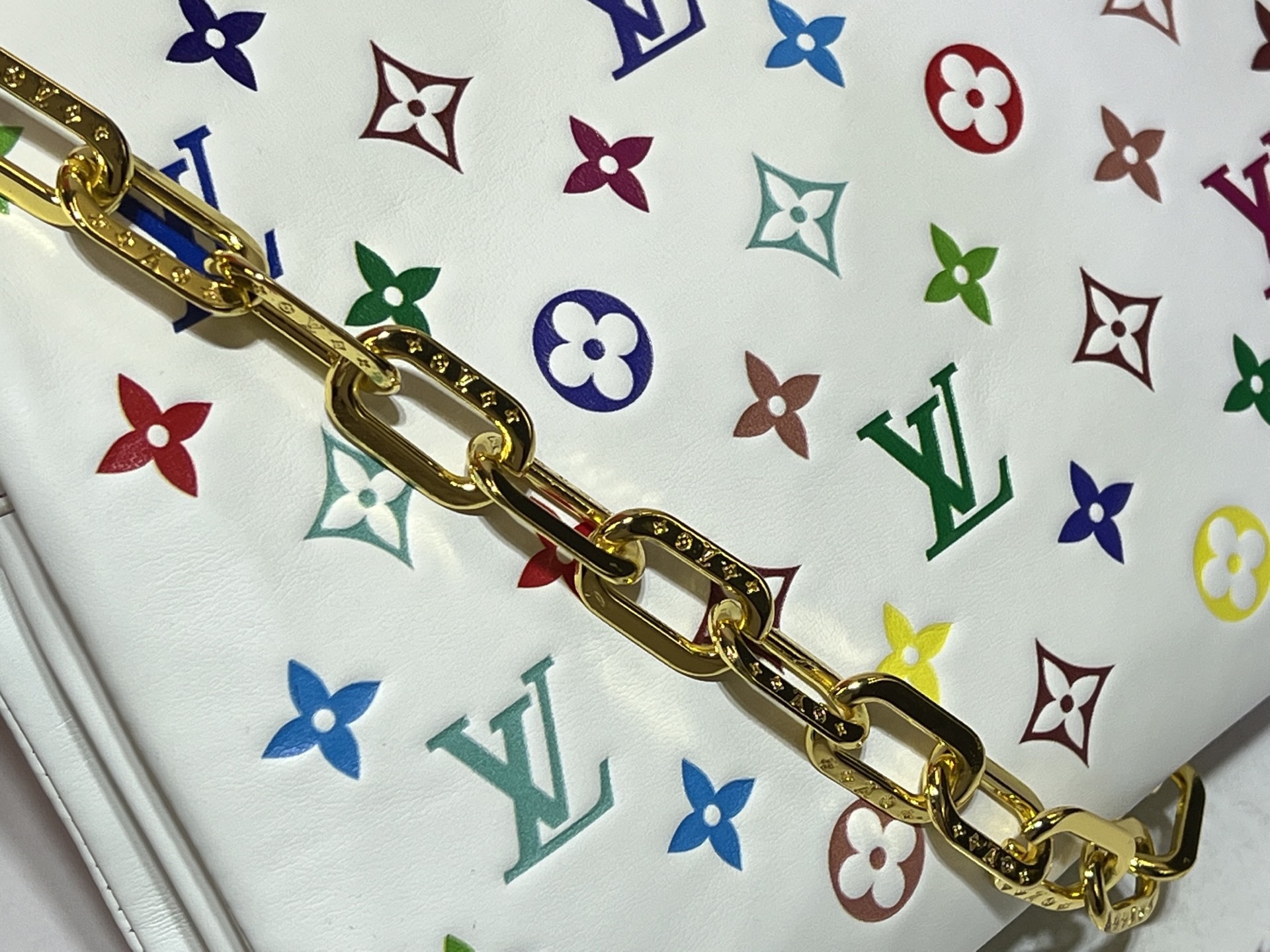 M57790 M21773 由蓬松的 Monogram 压纹版羊皮革制成的 Coussin小号手袋,包内