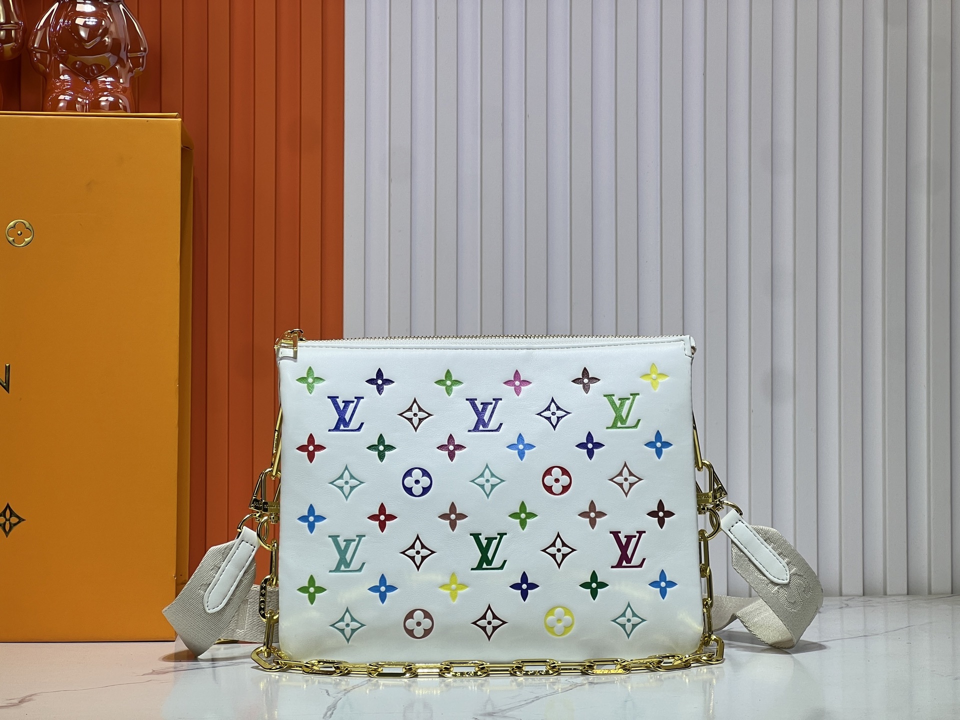 M57790 M21773 由蓬松的 Monogram 压纹版羊皮革制成的 Coussin小号手袋,包内