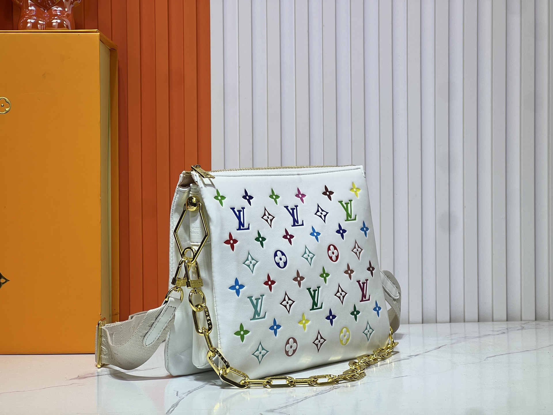 M57790 M21773 由蓬松的 Monogram 压纹版羊皮革制成的 Coussin小号手袋,包内