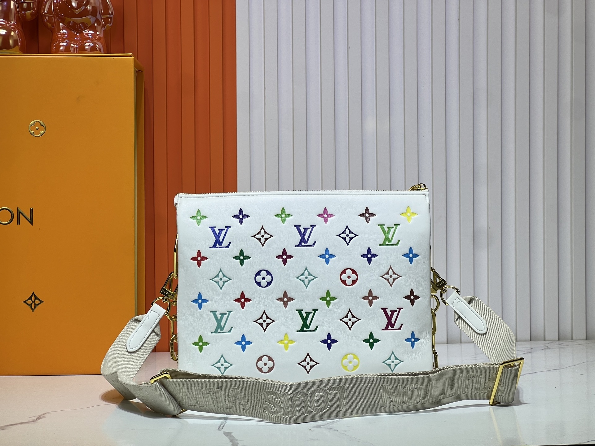 M57790 M21773 由蓬松的 Monogram 压纹版羊皮革制成的 Coussin小号手袋,包内