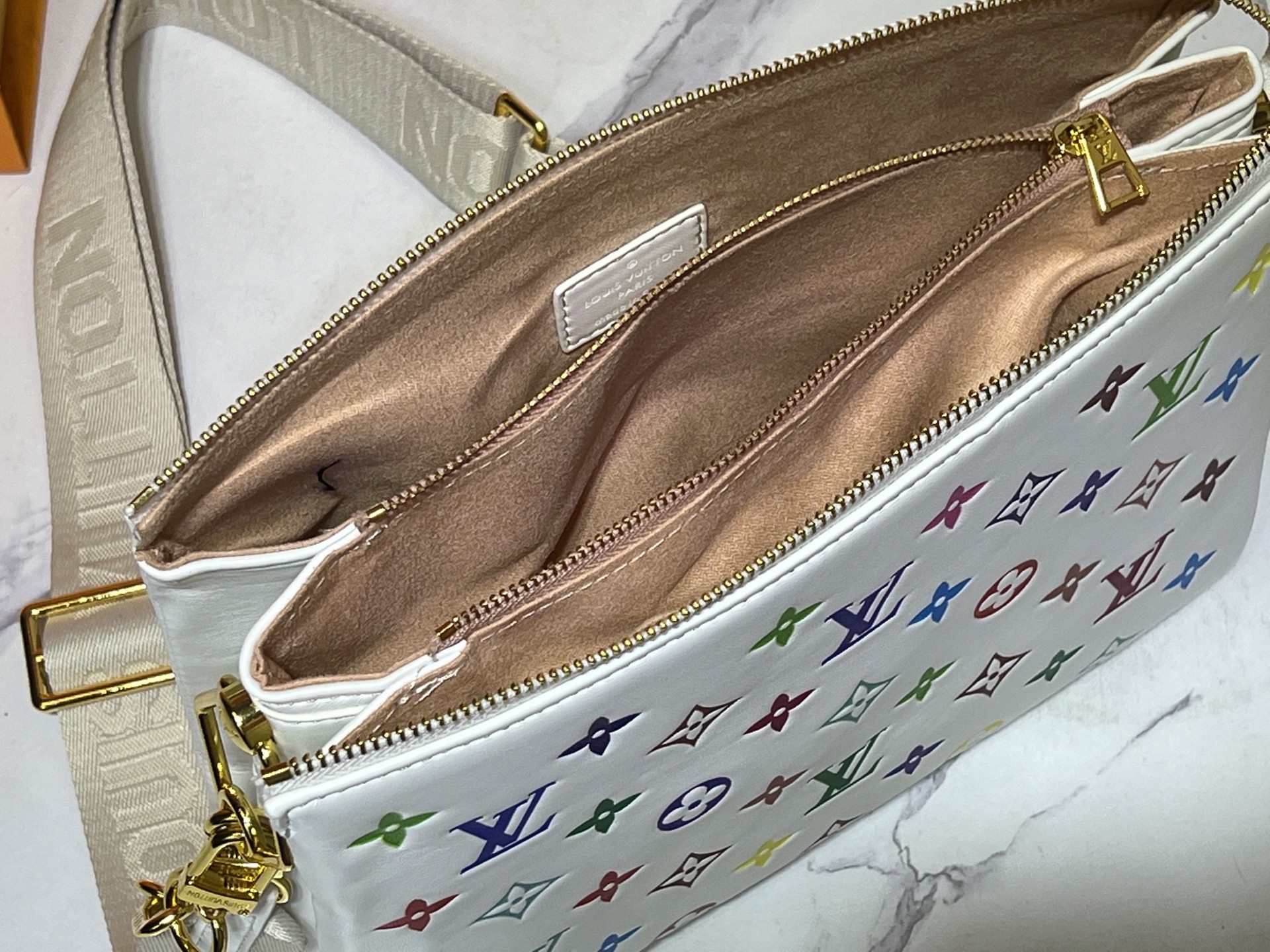 M57790 M21773 由蓬松的 Monogram 压纹版羊皮革制成的 Coussin小号手袋,包内