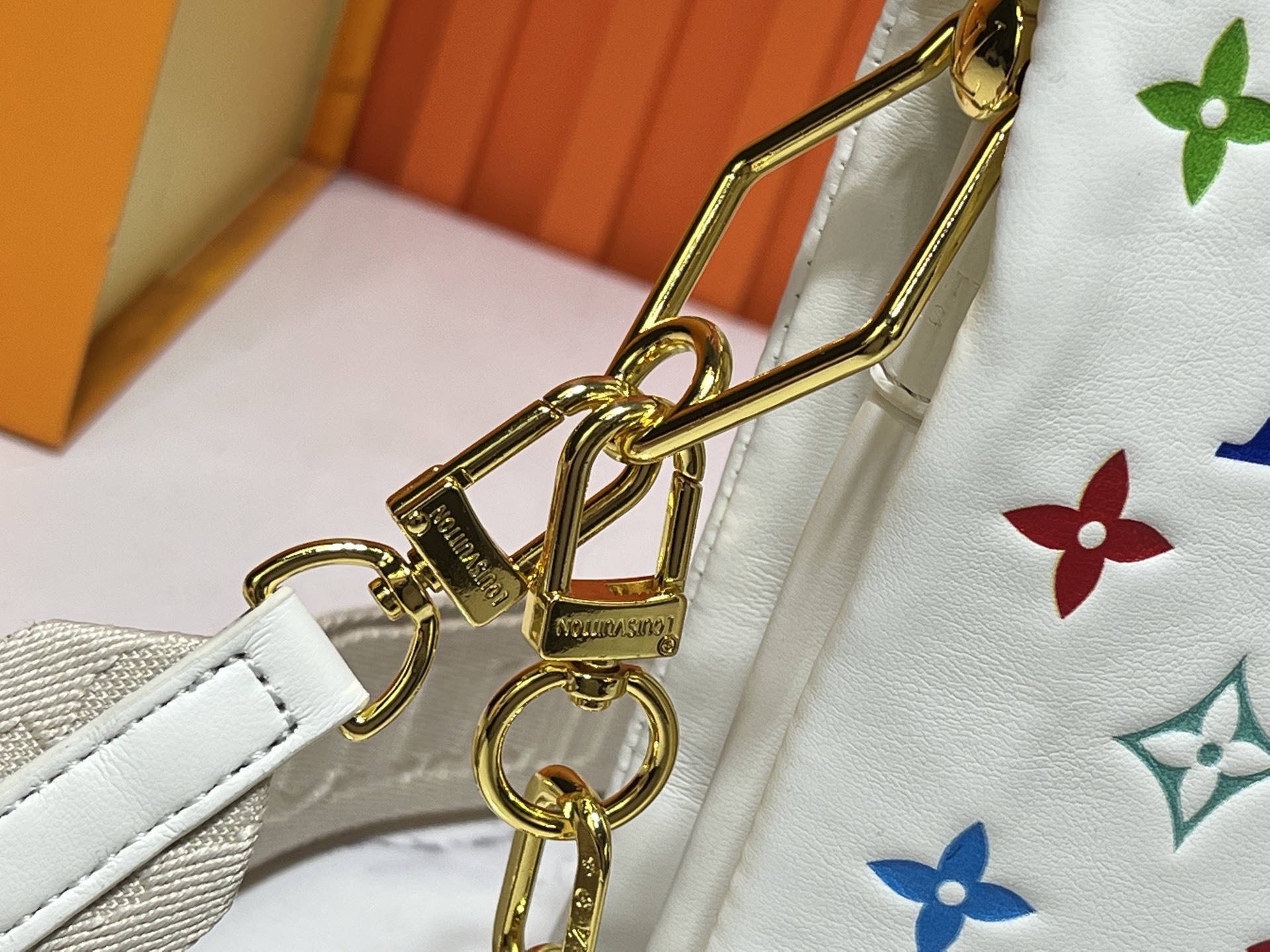M57790 M21773 由蓬松的 Monogram 压纹版羊皮革制成的 Coussin小号手袋,包内
