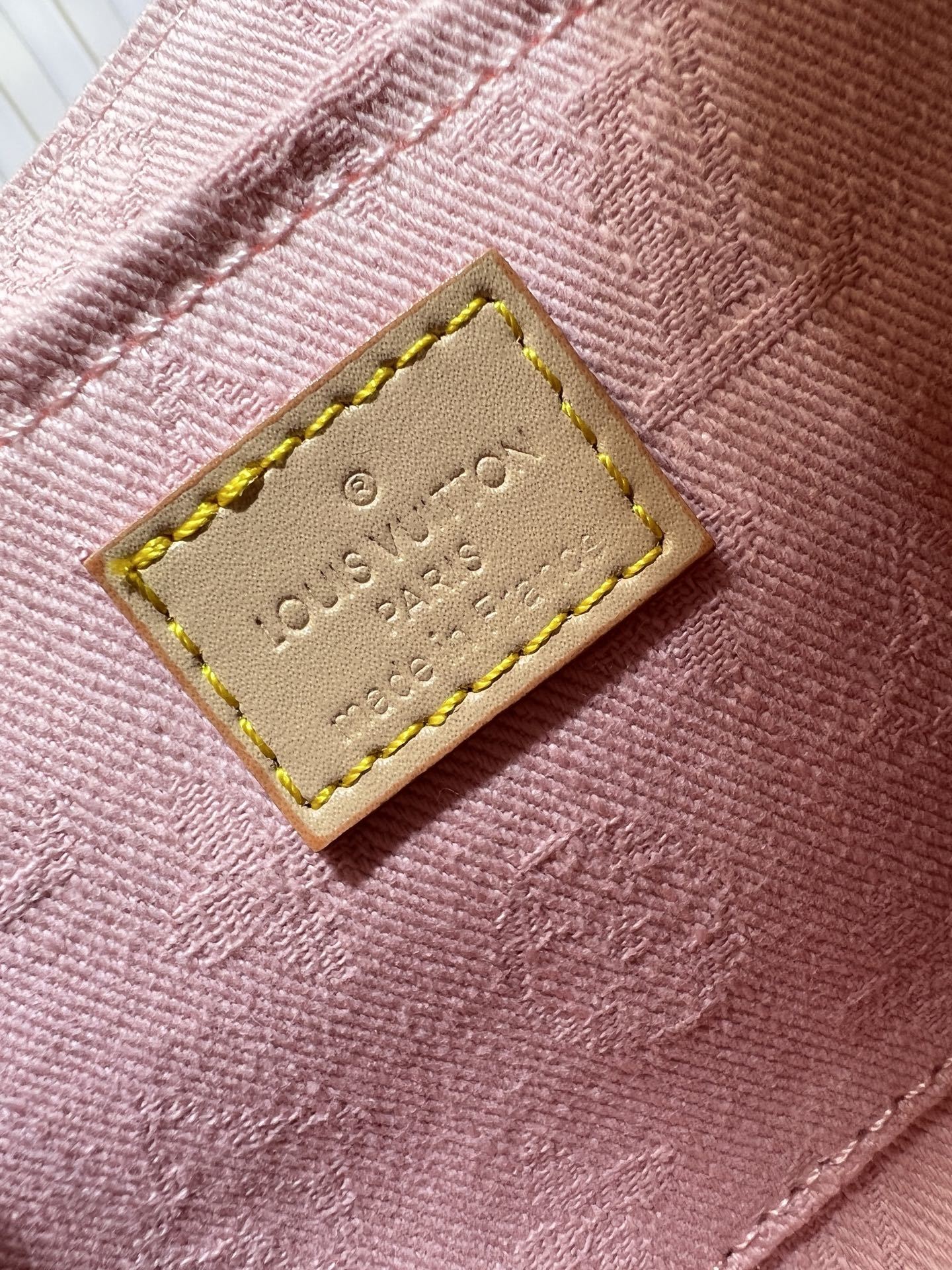 M46829粉色牛仔 Sunset 手袋聚焦 Monogram Denim 帆布。该材质依托多重工艺制成