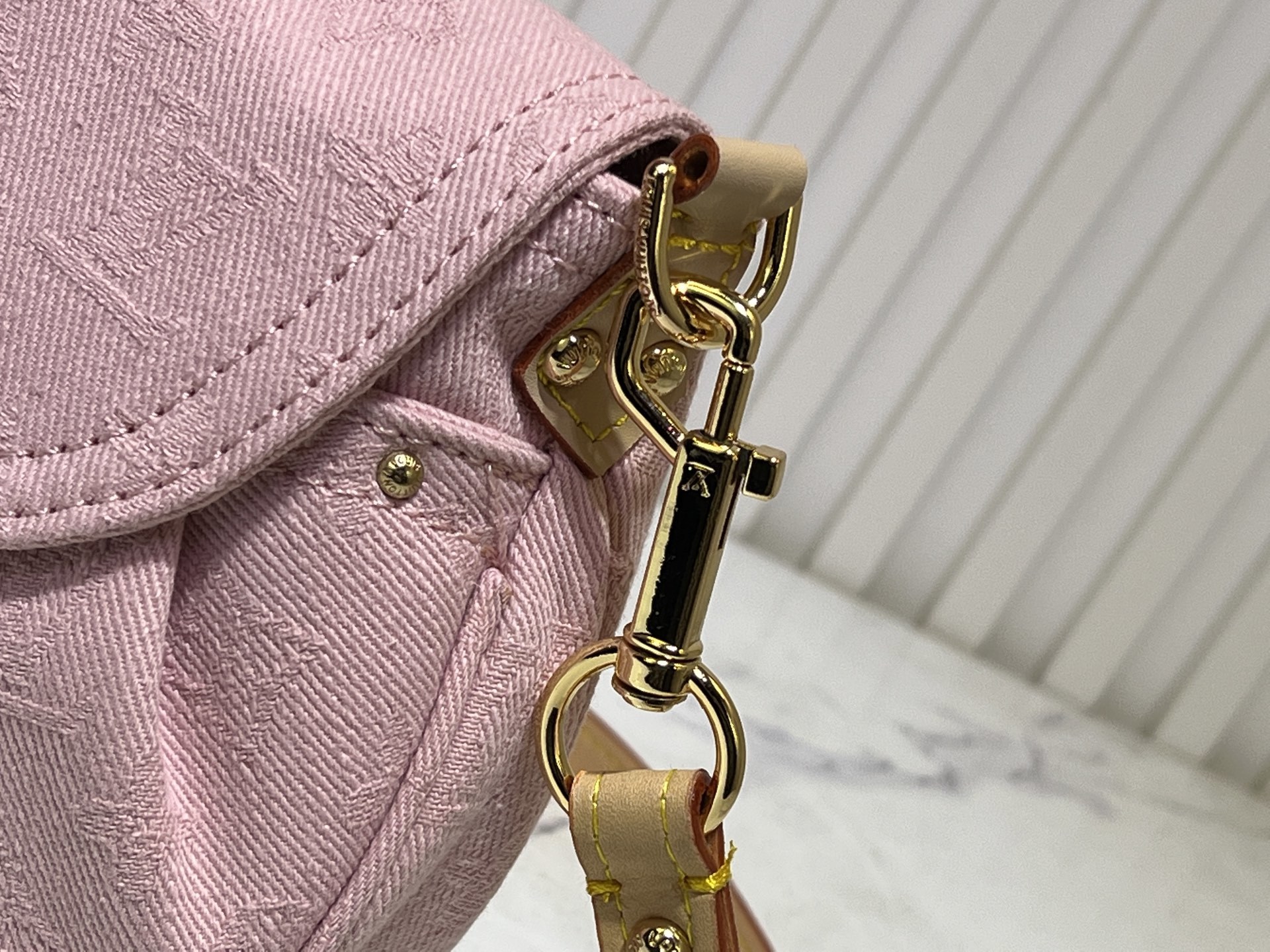 M46829粉色牛仔 Sunset 手袋聚焦 Monogram Denim 帆布。该材质依托多重工艺制成