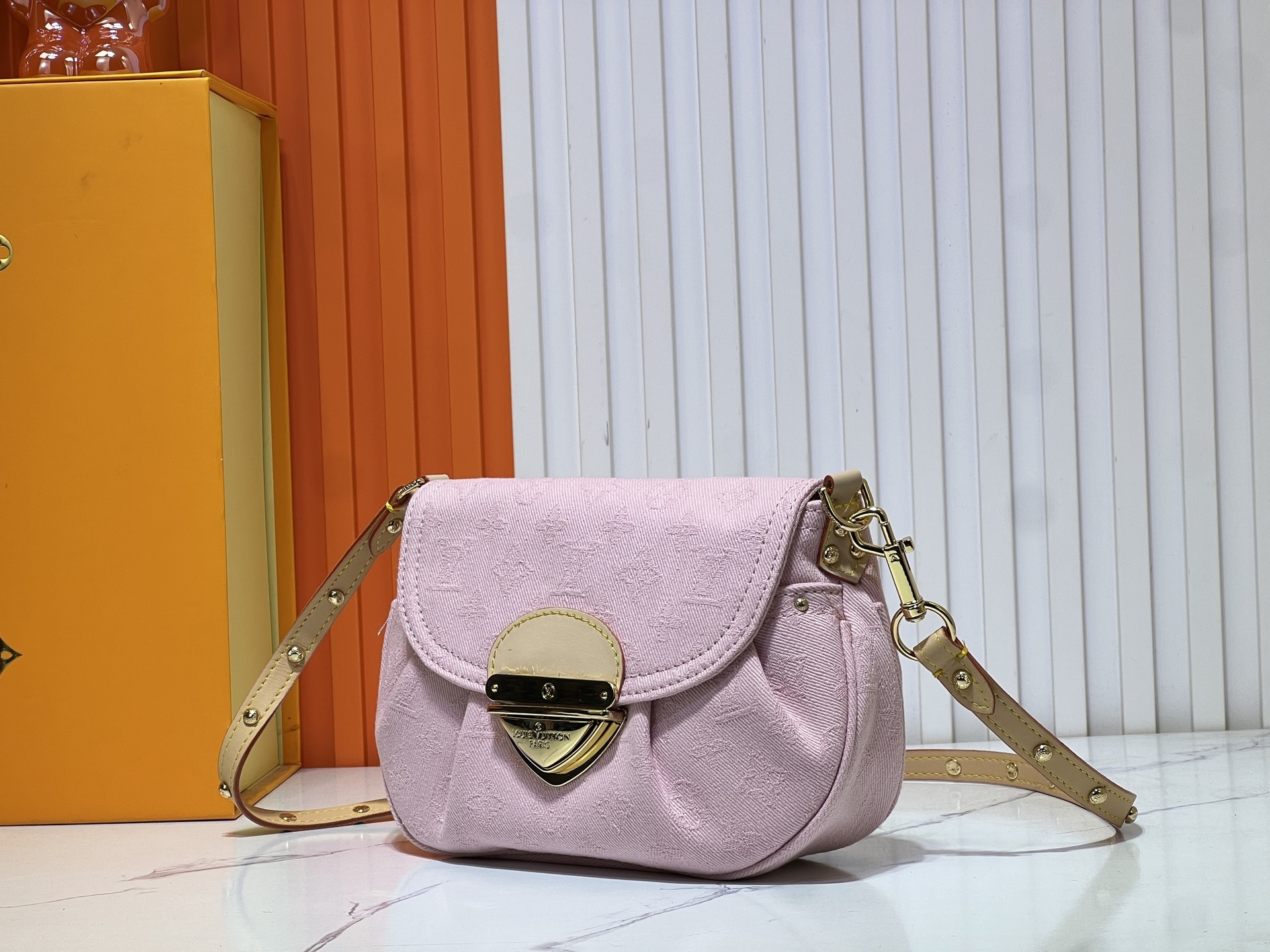 M46829粉色牛仔 Sunset 手袋聚焦 Monogram Denim 帆布。该材质依托多重工艺制成