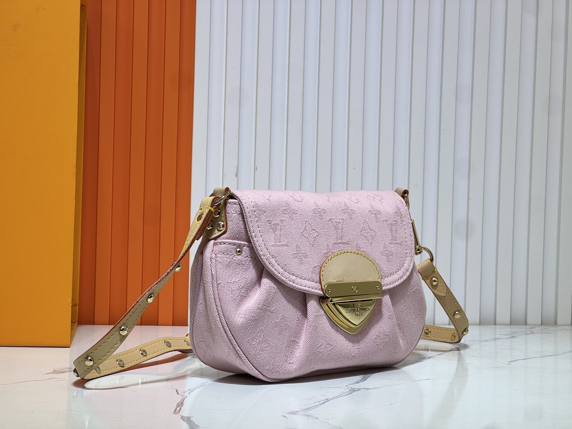 M46829粉色牛仔 Sunset 手袋聚焦 Monogram Denim 帆布。该材质依托多重工艺制成