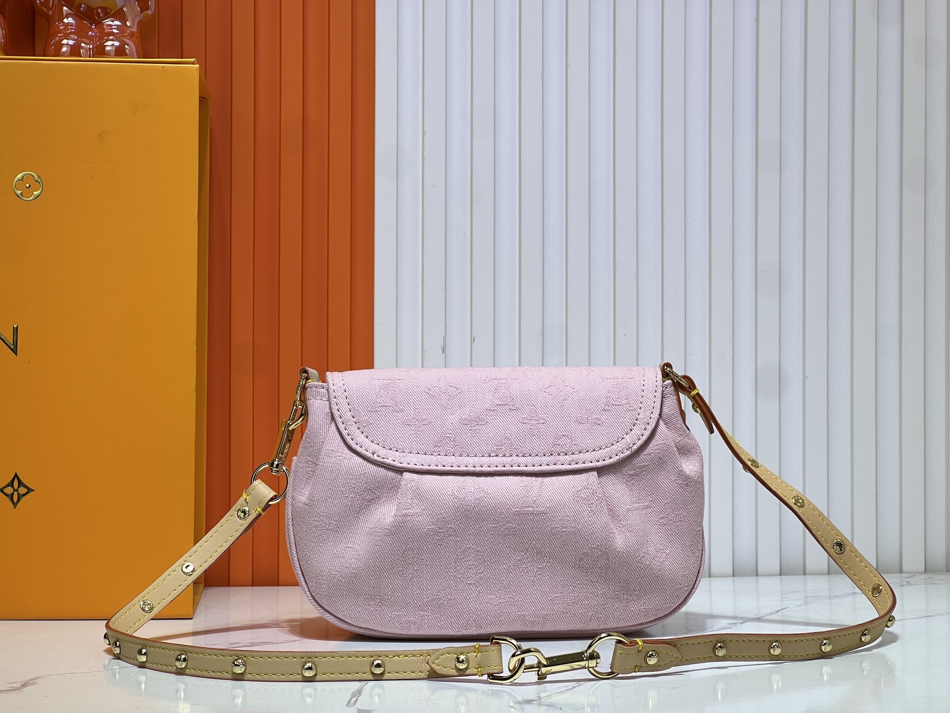 M46829粉色牛仔 Sunset 手袋聚焦 Monogram Denim 帆布。该材质依托多重工艺制成