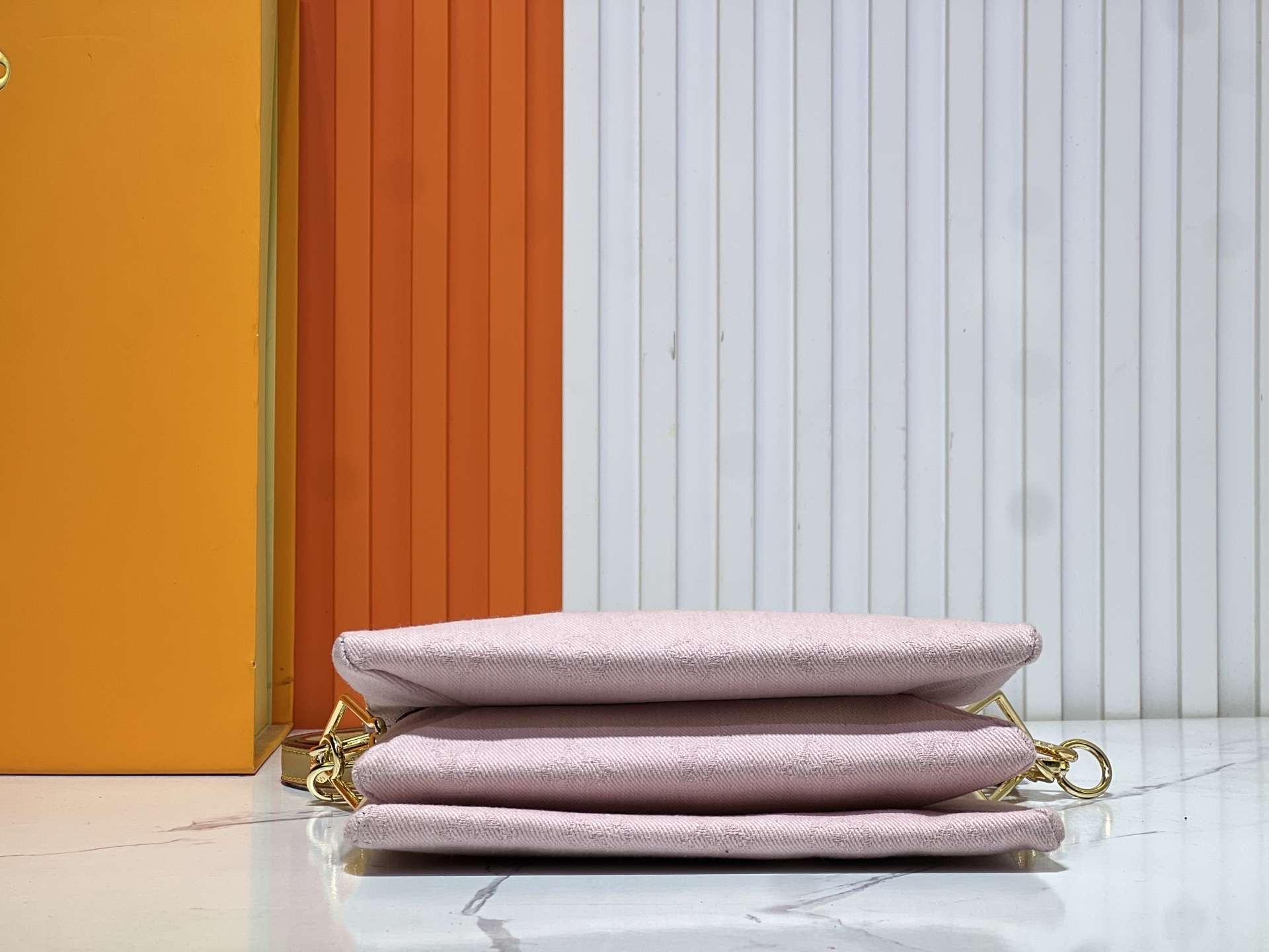 M59598 M11401 灰色牛仔 粉色牛仔 浅蓝色牛仔 本款 Coussin BB 手袋将 Mono