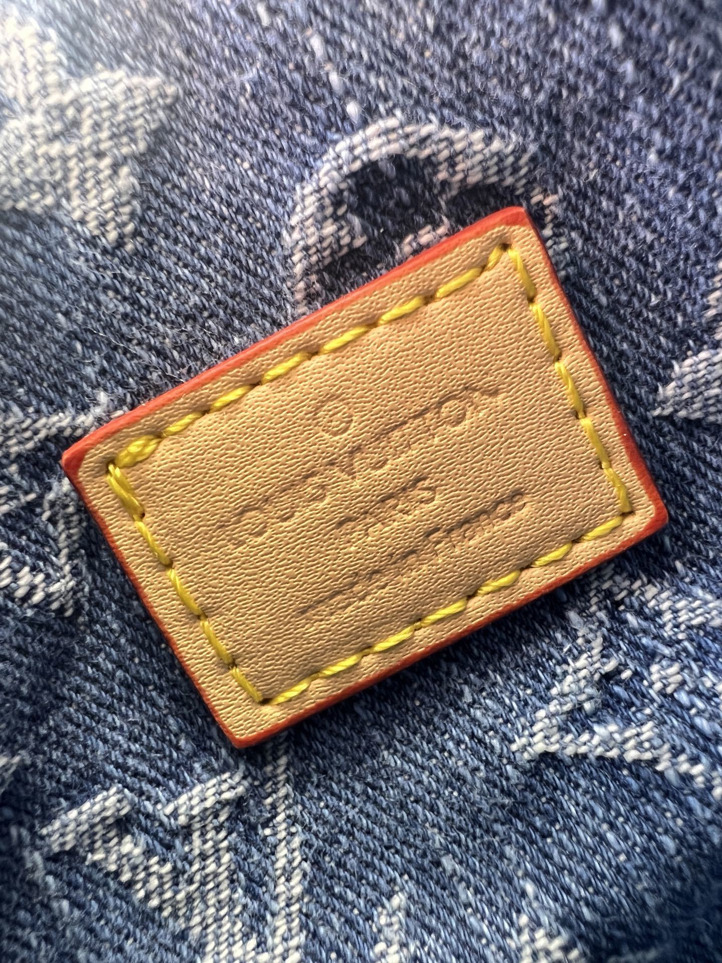 品质升级 NANO SPEEDY 手袋M81085以经典的Monogram帆布制成的Nano Speed