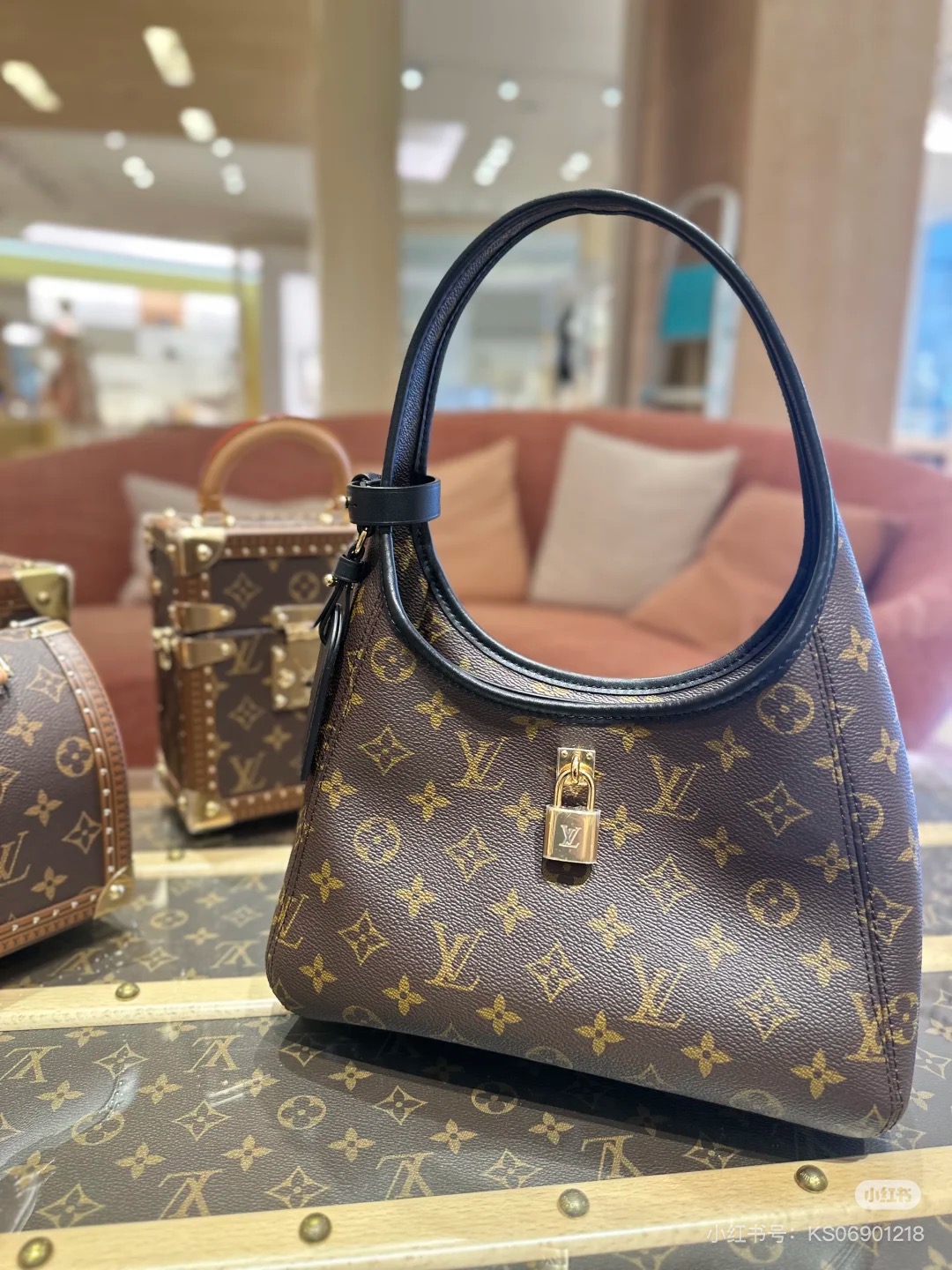批160💰M12940老花黑色 手拎腋下包 当季新款 The Drop 小号手袋 本款 The Drop 小号手袋向 2018 年问世的 Flower Hobo 手袋汲取灵感，以经典 Monogram 帆布裁出兼具潮流格调与实用功能的雅致构型。标志性挂锁点缀名牌，与深邃皮革饰边共筑考究细节。可轻松收纳日常所需，契合都市生活节奏。15 x 12 x 28 厘米。