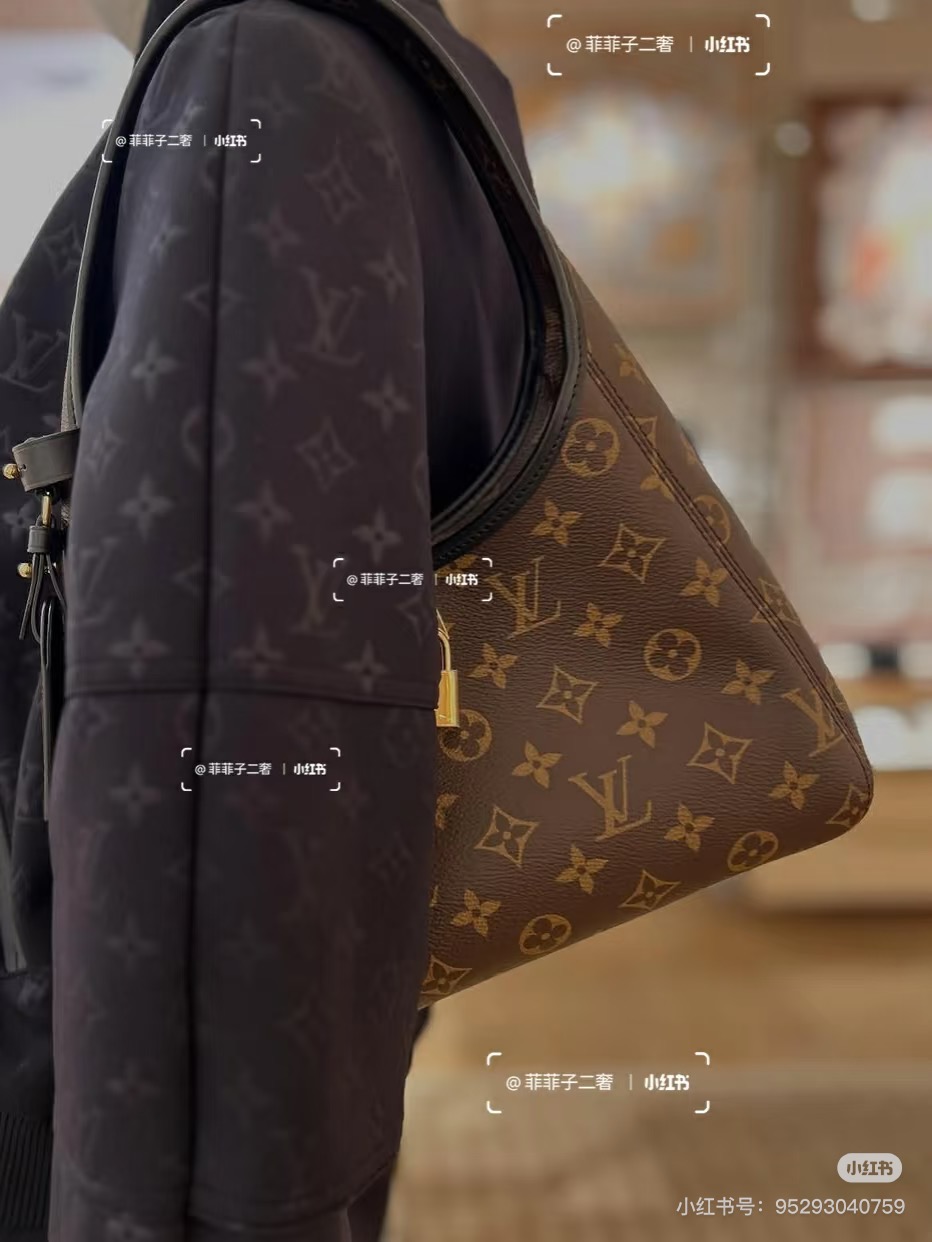 批160💰M12940老花黑色 手拎腋下包 当季新款 The Drop 小号手袋 本款 The Drop 小号手袋向 2018 年问世的 Flower Hobo 手袋汲取灵感，以经典 Monogram 帆布裁出兼具潮流格调与实用功能的雅致构型。标志性挂锁点缀名牌，与深邃皮革饰边共筑考究细节。可轻松收纳日常所需，契合都市生活节奏。15 x 12 x 28 厘米。