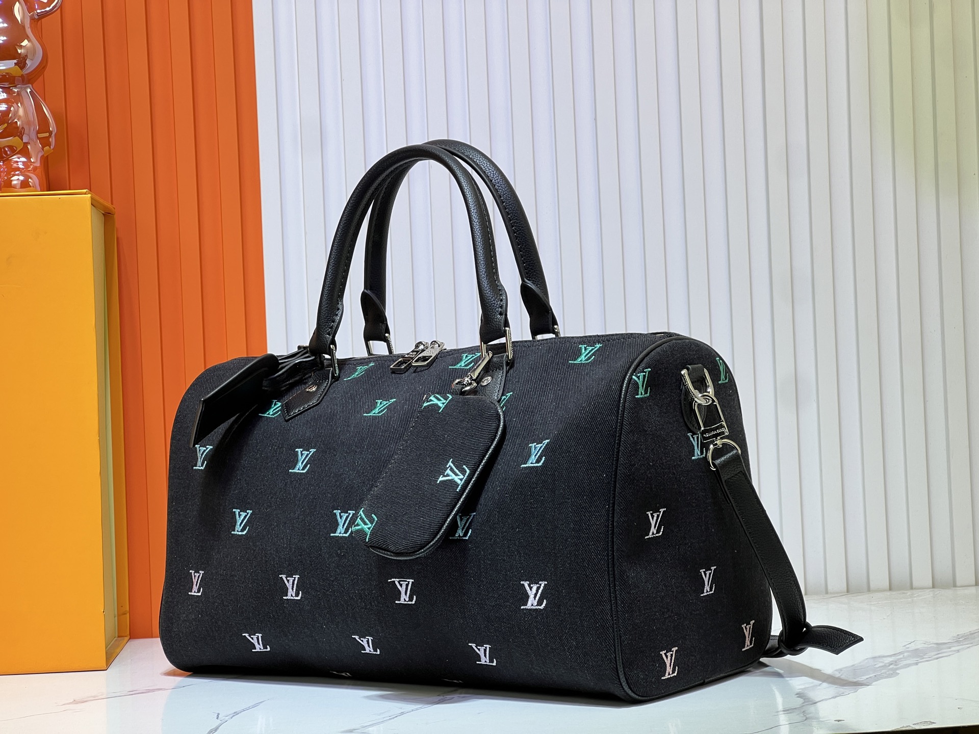 批240💰M13966 黑色丹宁刺绣 Pharrell Williams 选用深邃 LV Blason丹宁演绎Keepall Bandoulière 45旅行袋，以敏锐通感将跃动音符化为缤纷LV字母刺绣，为经典构型注入考究意味。详细特征45x27x20cm