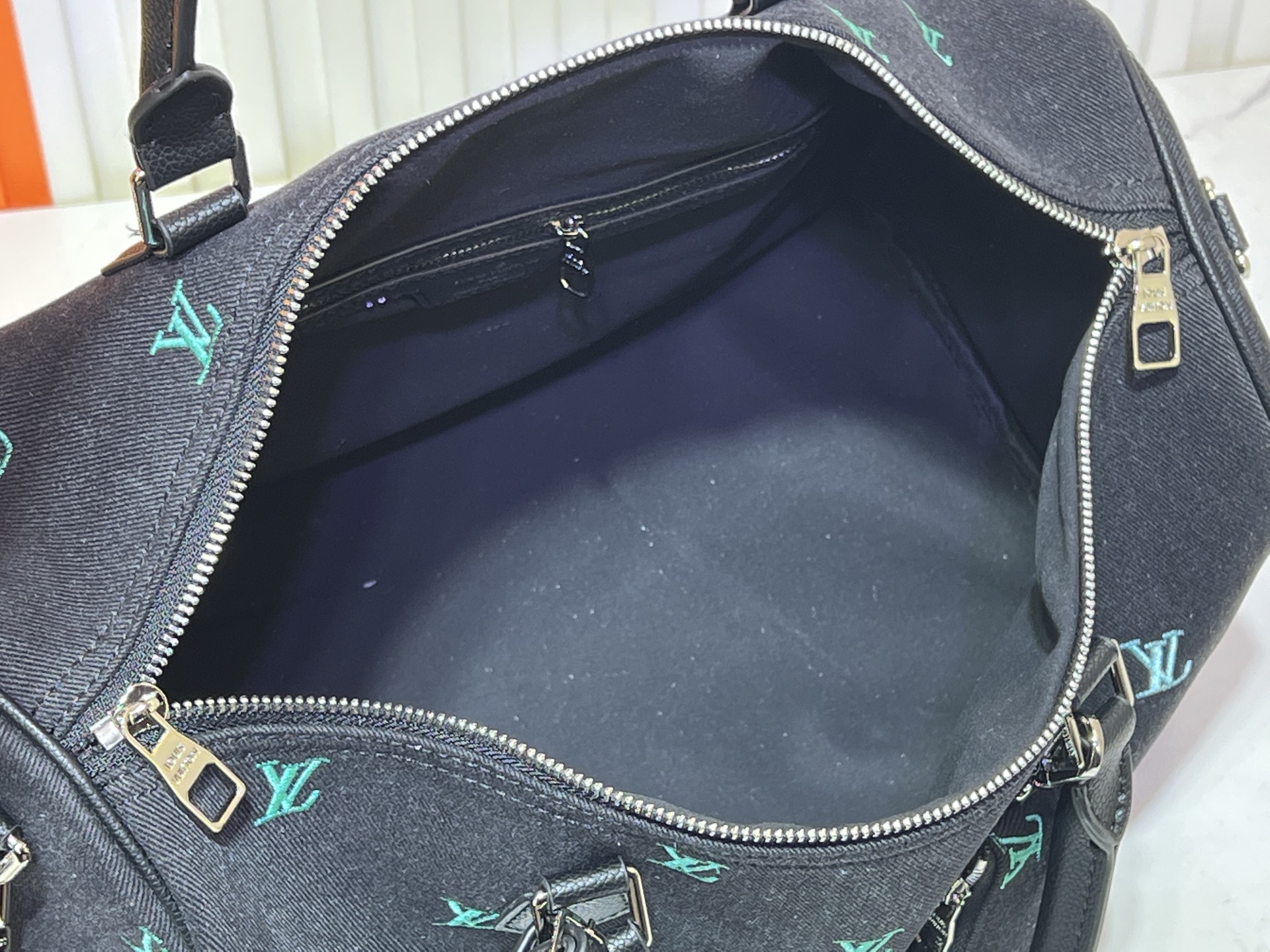 批240💰M13966 黑色丹宁刺绣 Pharrell Williams 选用深邃 LV Blason丹宁演绎Keepall Bandoulière 45旅行袋，以敏锐通感将跃动音符化为缤纷LV字母刺绣，为经典构型注入考究意味。详细特征45x27x20cm
