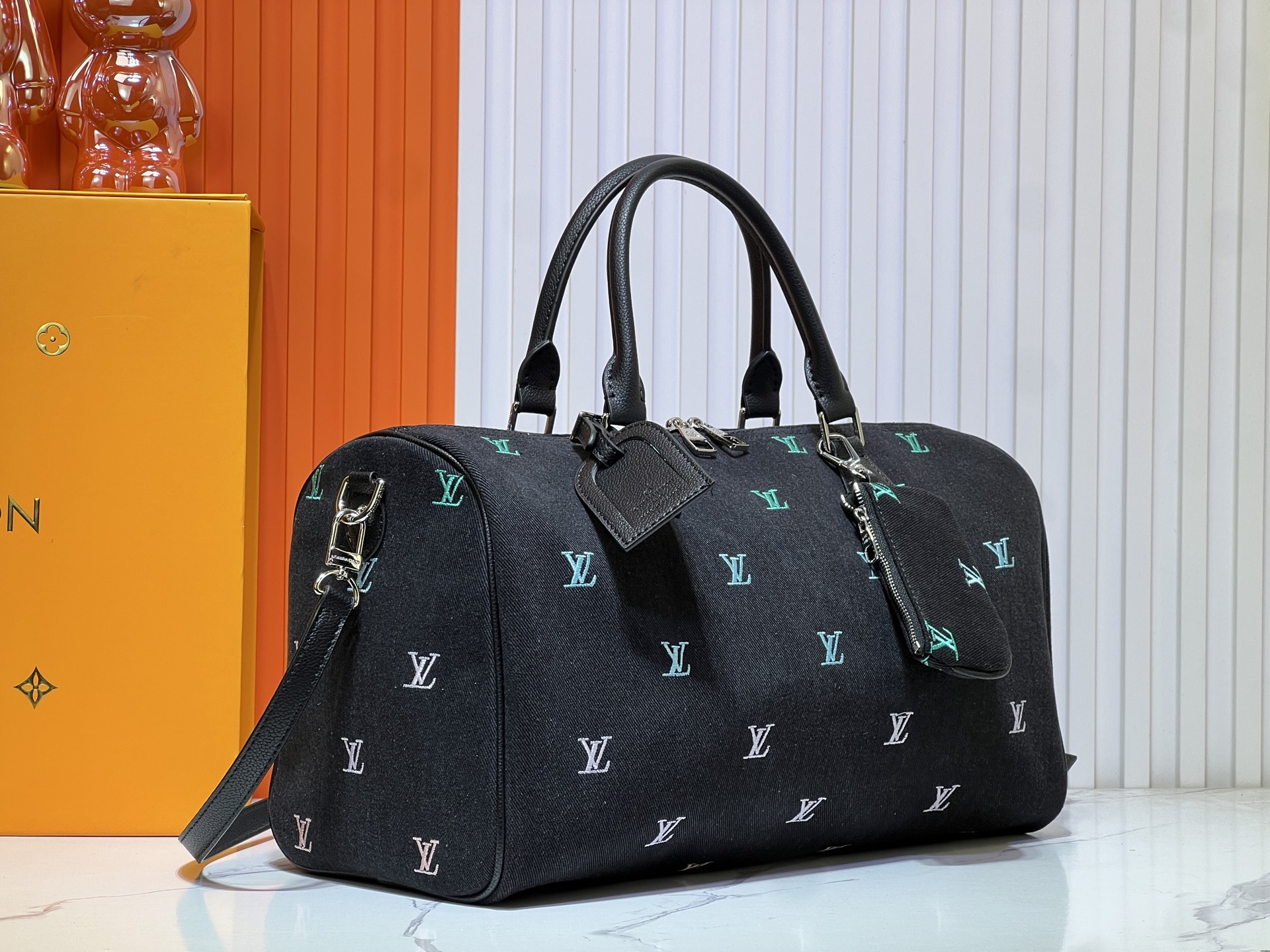 批240💰M13966 黑色丹宁刺绣 Pharrell Williams 选用深邃 LV Blason丹宁演绎Keepall Bandoulière 45旅行袋，以敏锐通感将跃动音符化为缤纷LV字母刺绣，为经典构型注入考究意味。详细特征45x27x20cm