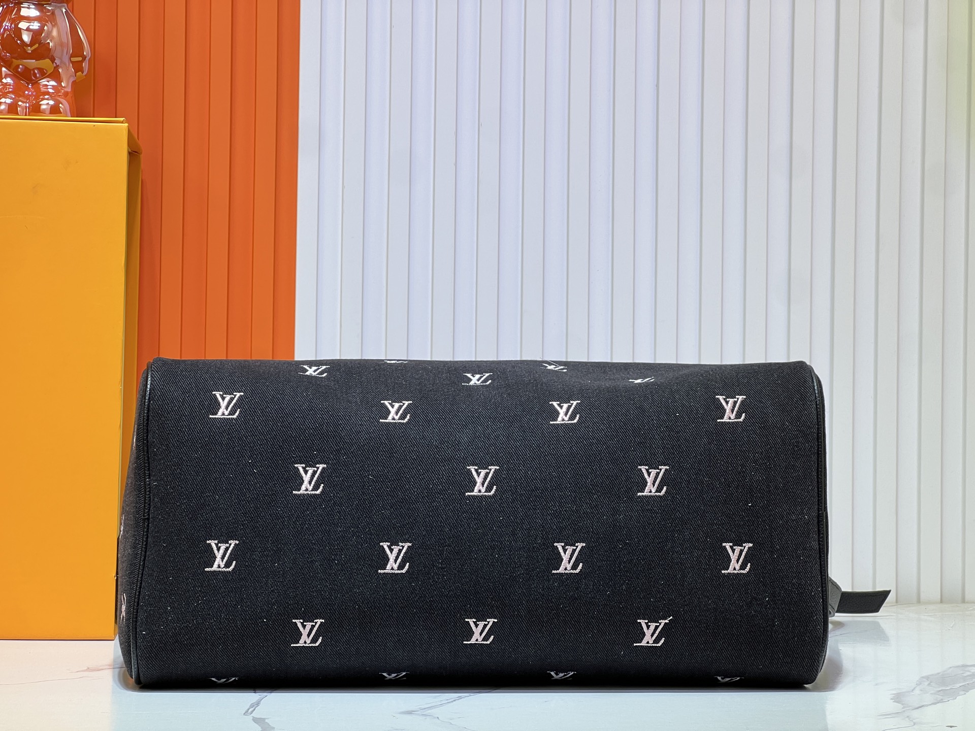 批240💰M13966 黑色丹宁刺绣 Pharrell Williams 选用深邃 LV Blason丹宁演绎Keepall Bandoulière 45旅行袋，以敏锐通感将跃动音符化为缤纷LV字母刺绣，为经典构型注入考究意味。详细特征45x27x20cm