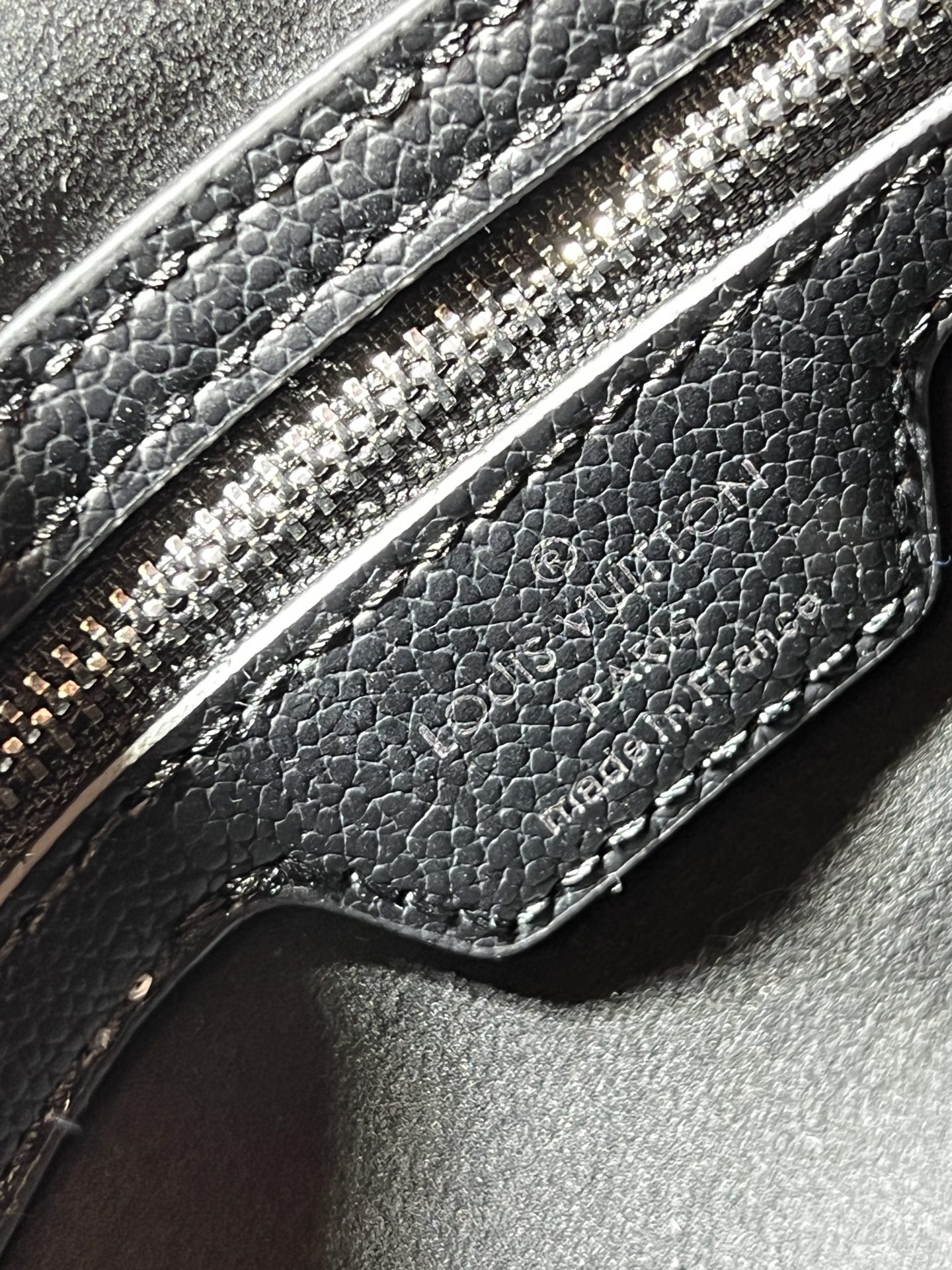 批240💰M13966 黑色丹宁刺绣 Pharrell Williams 选用深邃 LV Blason丹宁演绎Keepall Bandoulière 45旅行袋，以敏锐通感将跃动音符化为缤纷LV字母刺绣，为经典构型注入考究意味。详细特征45x27x20cm