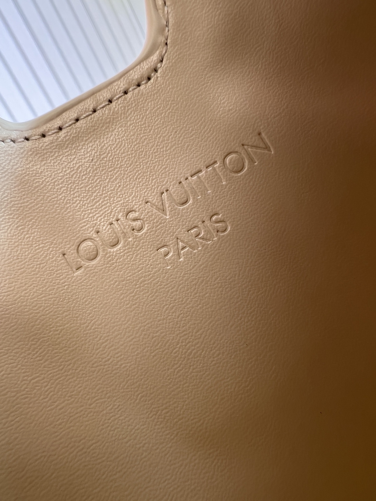 小号M M Louis Vuitton新款悄悄回归极简优雅作派了, 这款全新设计 柔和线条 并以Hobo