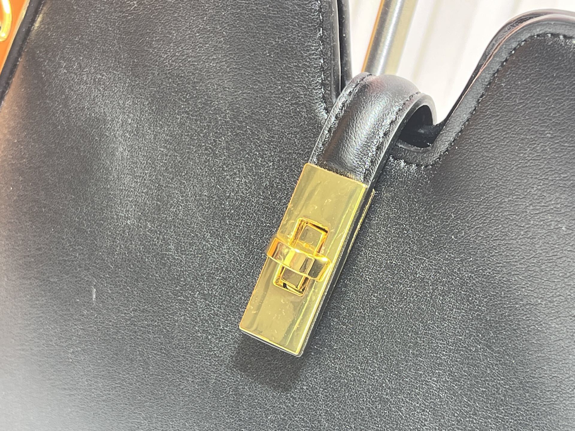 小号M M Louis Vuitton新款悄悄回归极简优雅作派了, 这款全新设计 柔和线条 并以Hobo