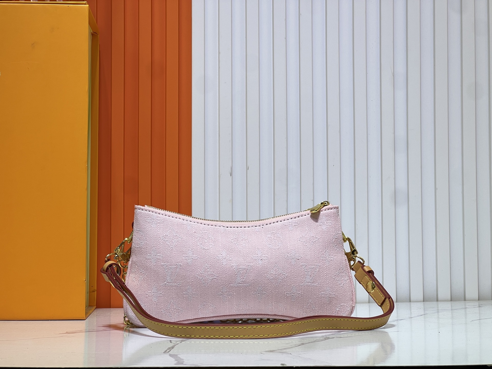 M83532 M14159粉色牛仔 Monogram新款牛仔 材质的Liv pochette可紧贴手臂。