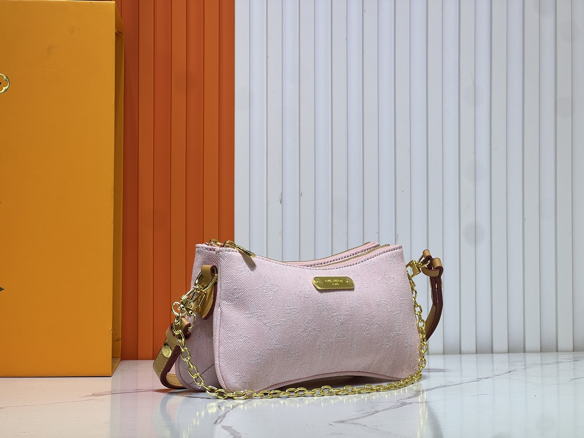 M83532 M14159粉色牛仔 Monogram新款牛仔 材质的Liv pochette可紧贴手臂。