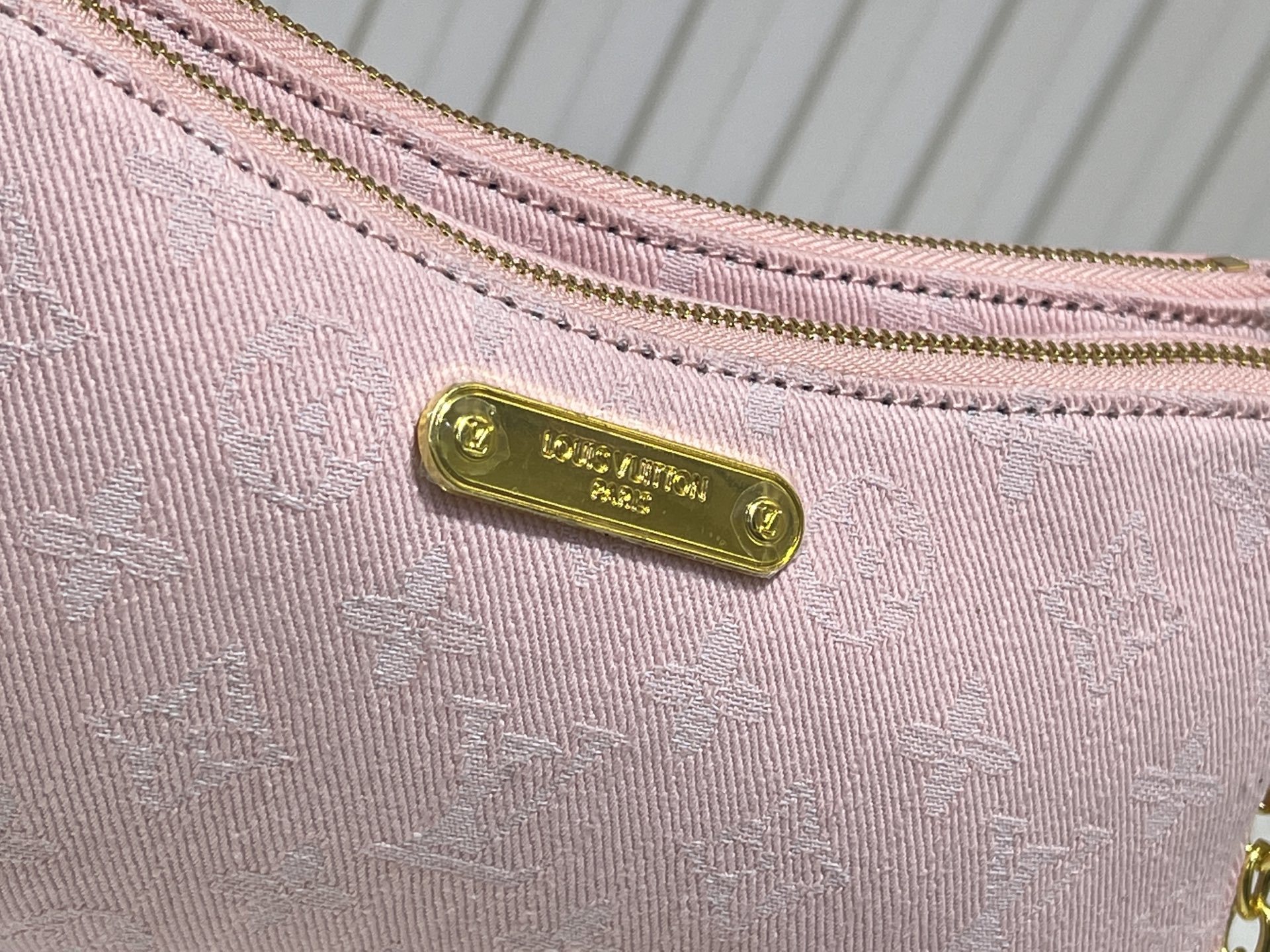 M83532 M14159粉色牛仔 Monogram新款牛仔 材质的Liv pochette可紧贴手臂。