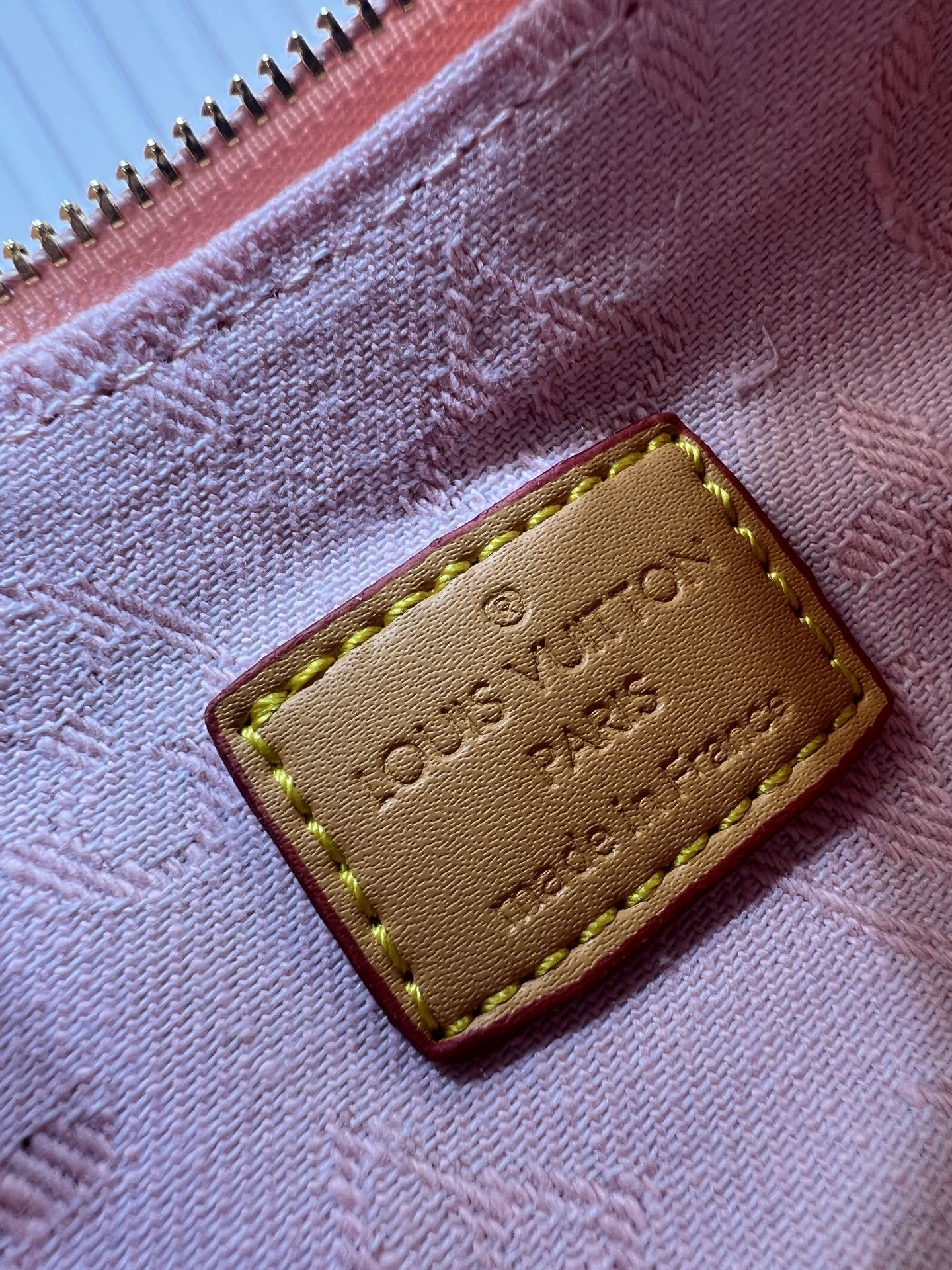 M83532 M14159粉色牛仔 Monogram新款牛仔 材质的Liv pochette可紧贴手臂。