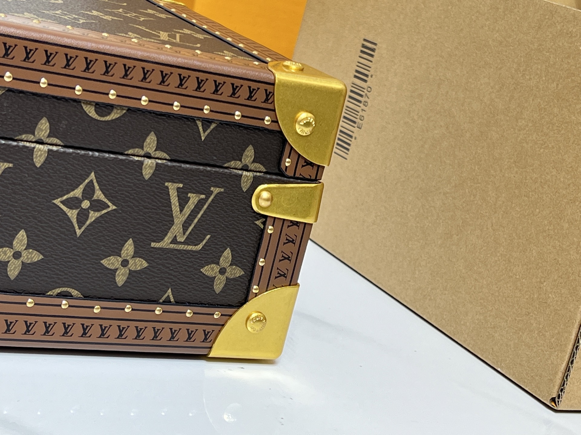 批550💰COFFRET 8 MONTRES 硬箱
型号：M10263老花黄色4700B
❥品质升级对版（专柜同步电子163C01变码芯片）
本款 Coffret 8 Montres 硬箱呈现品牌经典 Monogram 图案，以简明构型释放优雅格调，可稳妥收纳珍藏腕表。
尺寸：20.5 x 13.5 x 35厘米(高 x 宽 x 长度)