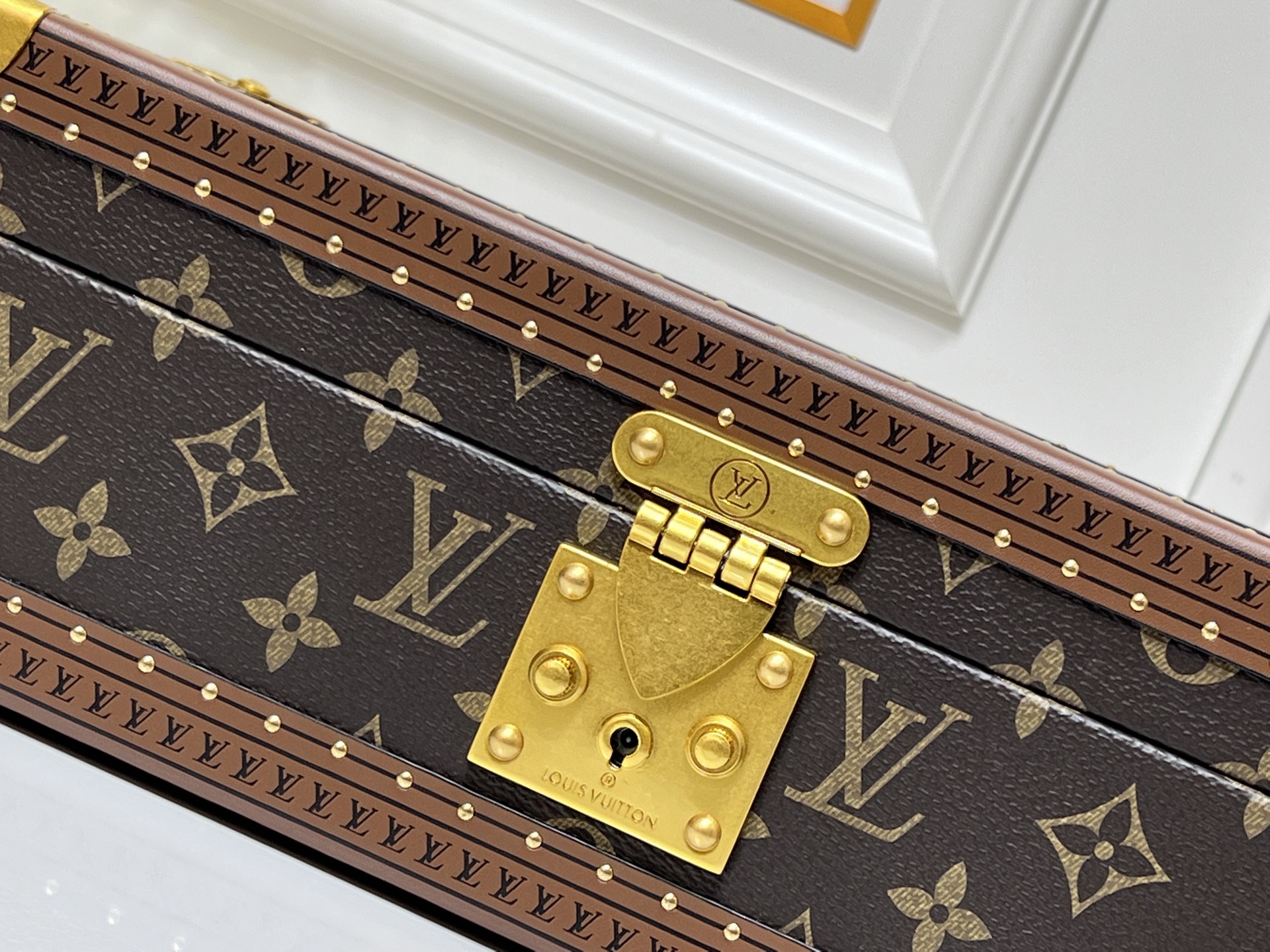 批550💰COFFRET 8 MONTRES 硬箱
型号：M10263老花黄色4700B
❥品质升级对版（专柜同步电子163C01变码芯片）
本款 Coffret 8 Montres 硬箱呈现品牌经典 Monogram 图案，以简明构型释放优雅格调，可稳妥收纳珍藏腕表。
尺寸：20.5 x 13.5 x 35厘米(高 x 宽 x 长度)
