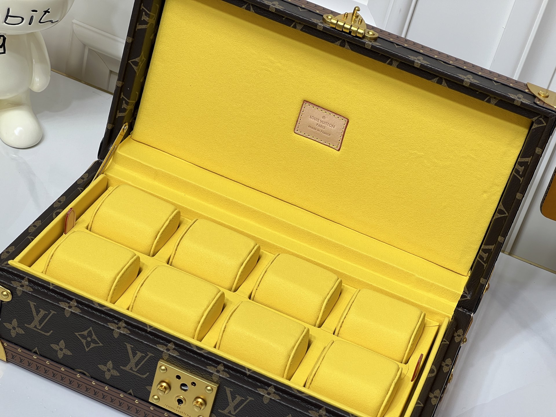 批550💰COFFRET 8 MONTRES 硬箱
型号：M10263老花黄色4700B
❥品质升级对版（专柜同步电子163C01变码芯片）
本款 Coffret 8 Montres 硬箱呈现品牌经典 Monogram 图案，以简明构型释放优雅格调，可稳妥收纳珍藏腕表。
尺寸：20.5 x 13.5 x 35厘米(高 x 宽 x 长度)