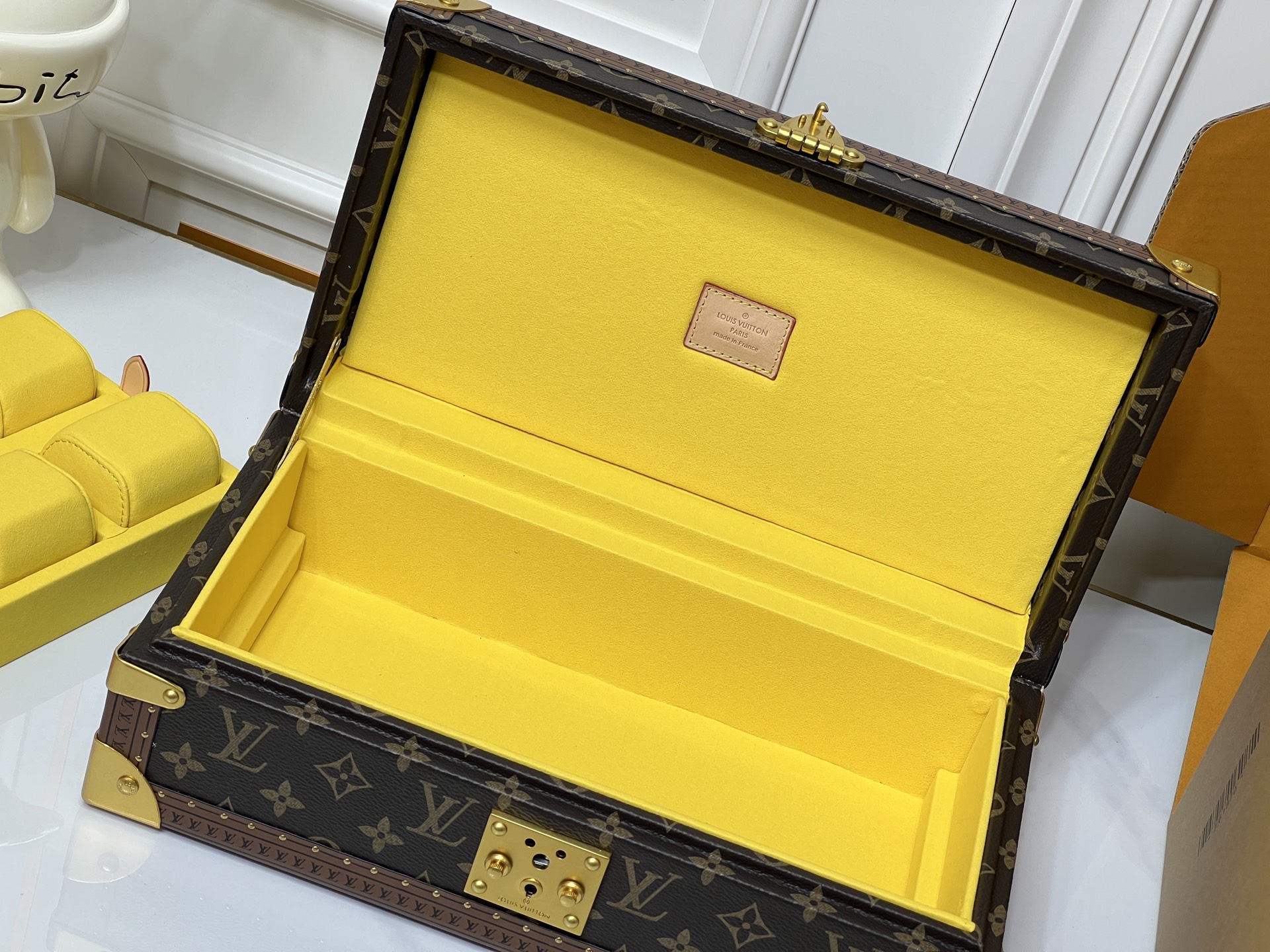 批550💰COFFRET 8 MONTRES 硬箱
型号：M10263老花黄色4700B
❥品质升级对版（专柜同步电子163C01变码芯片）
本款 Coffret 8 Montres 硬箱呈现品牌经典 Monogram 图案，以简明构型释放优雅格调，可稳妥收纳珍藏腕表。
尺寸：20.5 x 13.5 x 35厘米(高 x 宽 x 长度)