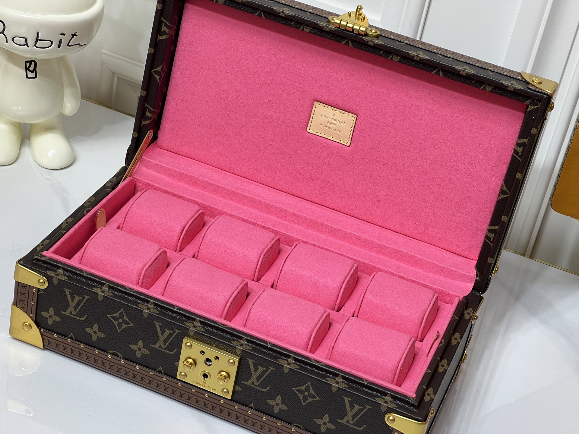 批550💰COFFRET 8 MONTRES 硬箱
型号：M10263老花粉色4700B
❥品质升级对版（专柜同步电子163C01变码芯片）
本款 Coffret 8 Montres 硬箱呈现品牌经典 Monogram 图案，以简明构型释放优雅格调，可稳妥收纳珍藏腕表。
尺寸：20.5 x 13.5 x 35厘米(高 x 宽 x 长度)