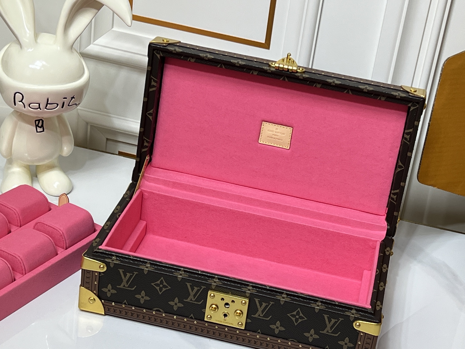 批550💰COFFRET 8 MONTRES 硬箱
型号：M10263老花粉色4700B
❥品质升级对版（专柜同步电子163C01变码芯片）
本款 Coffret 8 Montres 硬箱呈现品牌经典 Monogram 图案，以简明构型释放优雅格调，可稳妥收纳珍藏腕表。
尺寸：20.5 x 13.5 x 35厘米(高 x 宽 x 长度)